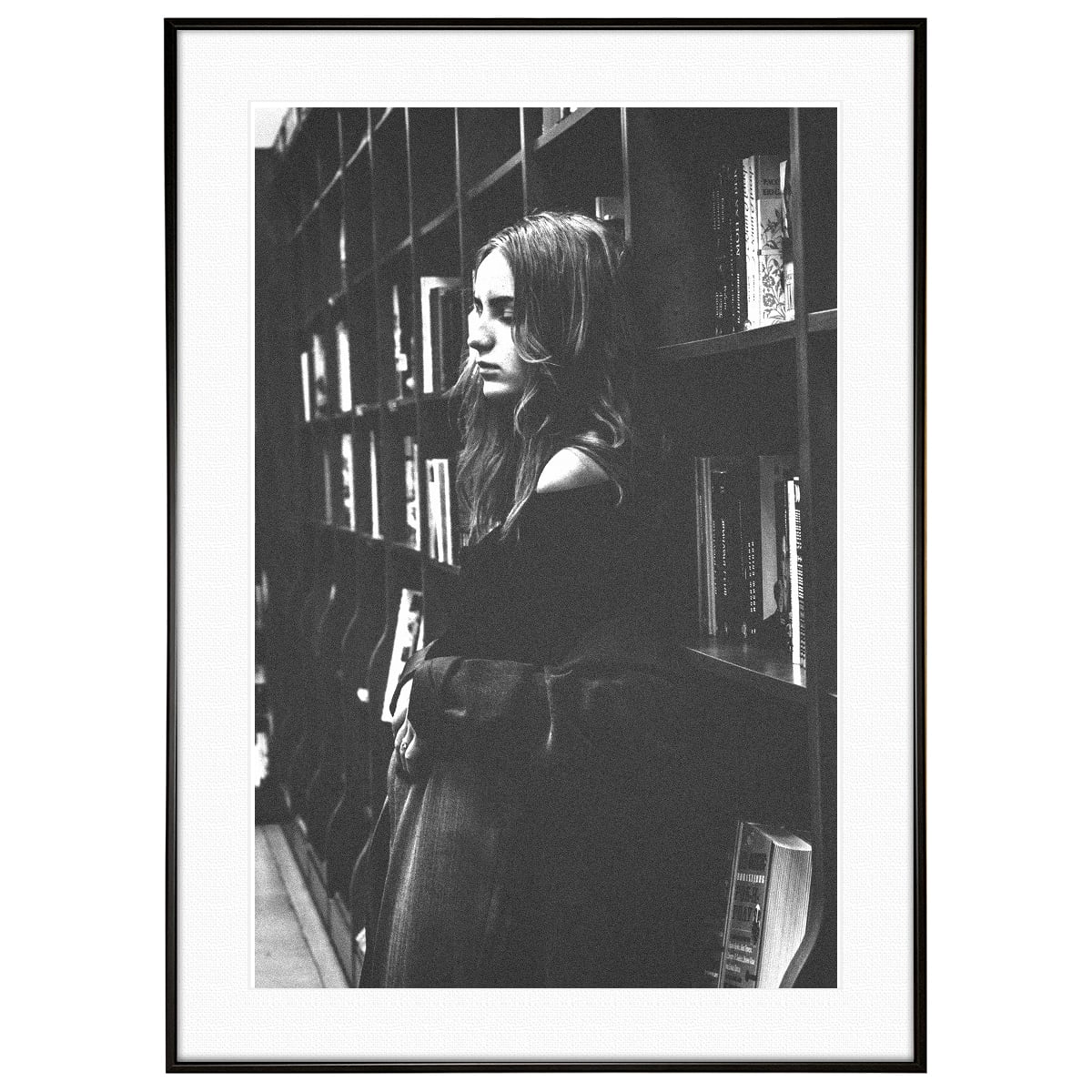 人物写真 本棚の前に立つ女性 インテリアモノクロアートポスター額装 AS2380