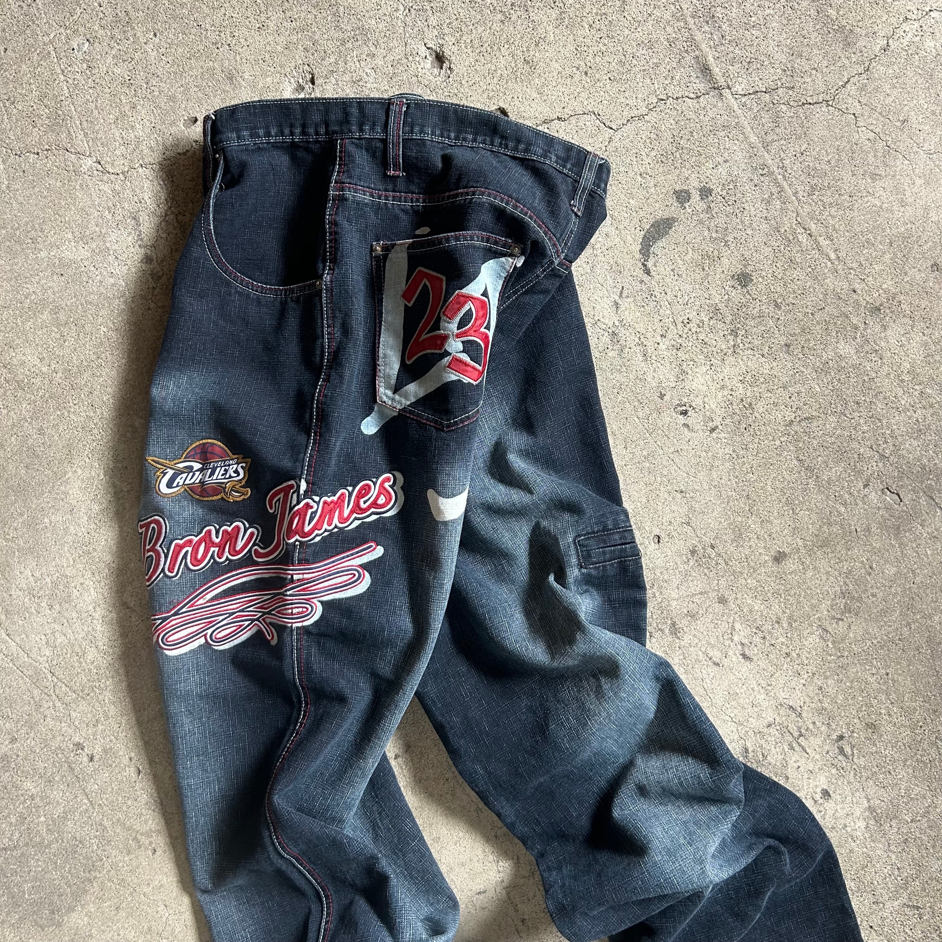 UNK NBA × CAVALIERS denim pants レブロン・ジェームズ キャバリアーズ デニムパンツ 刺繍 #506019 kapre