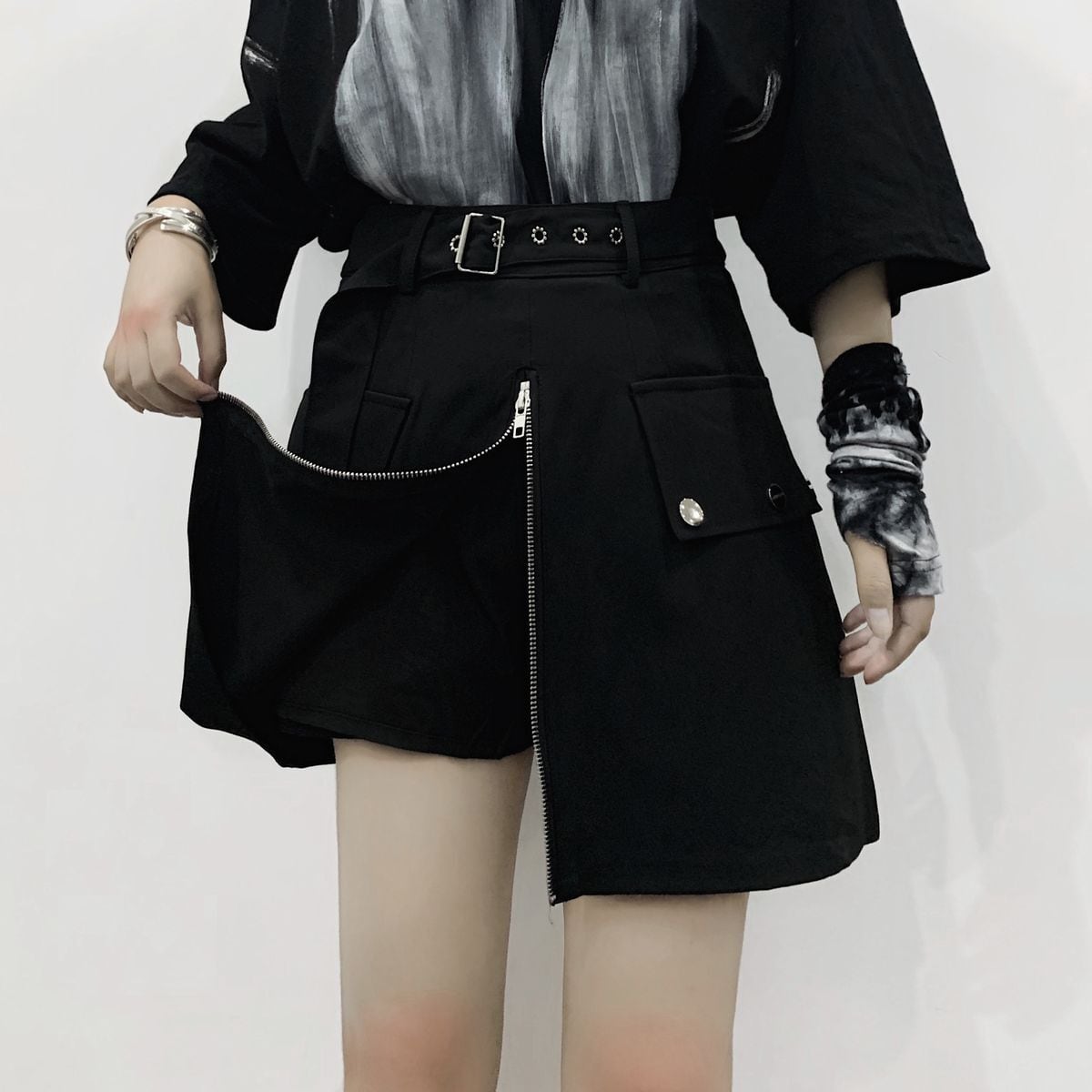 スカート風 ショートパンツ フロントジップ Aライン ハイウエスト 韓国ファッション レディース ショーパン ジップアップ ガーリー 暗黒系 /  Black skirt high waist overall skirt (DTC-620051473564) | Value Rave 