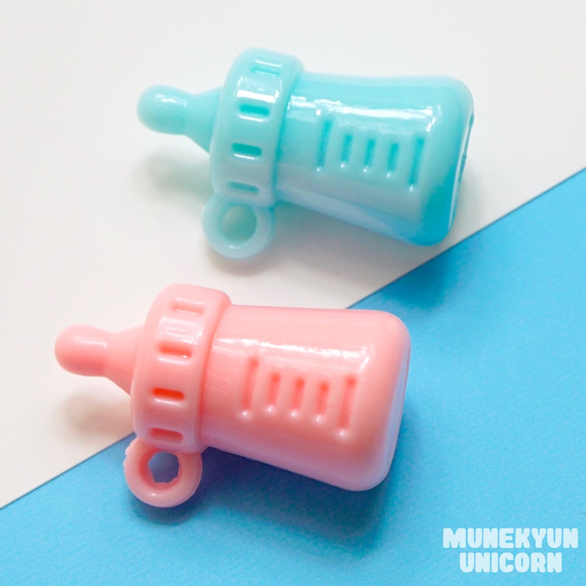 D521【1個/1pc】哺乳瓶 チャーム / baby bottle Pendant | デコパーツ