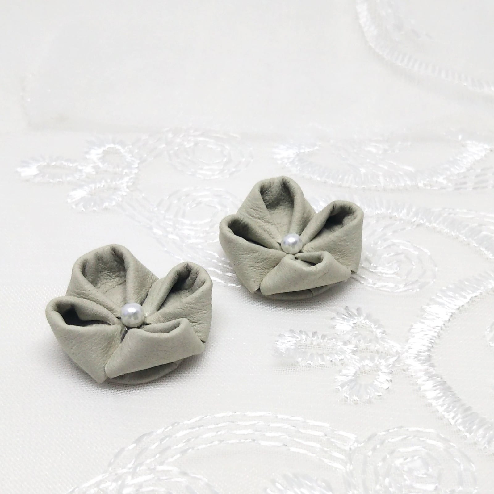 羊革の紫陽花 パーチメント * つまみ細工 シープレザー ピアス