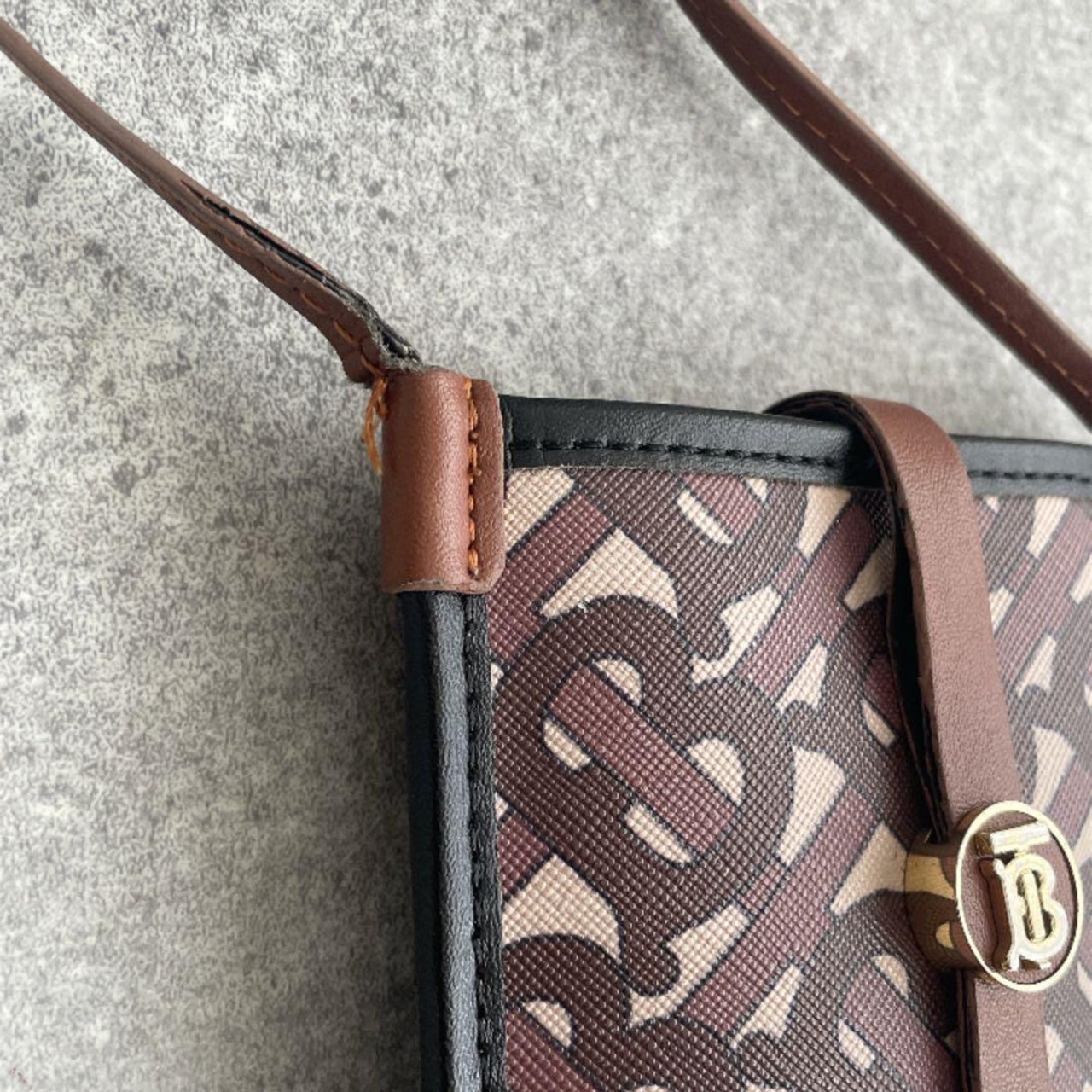 BURBERRY バーバリー スマホショルダーバッグ TBロゴ レザー ブラウン 