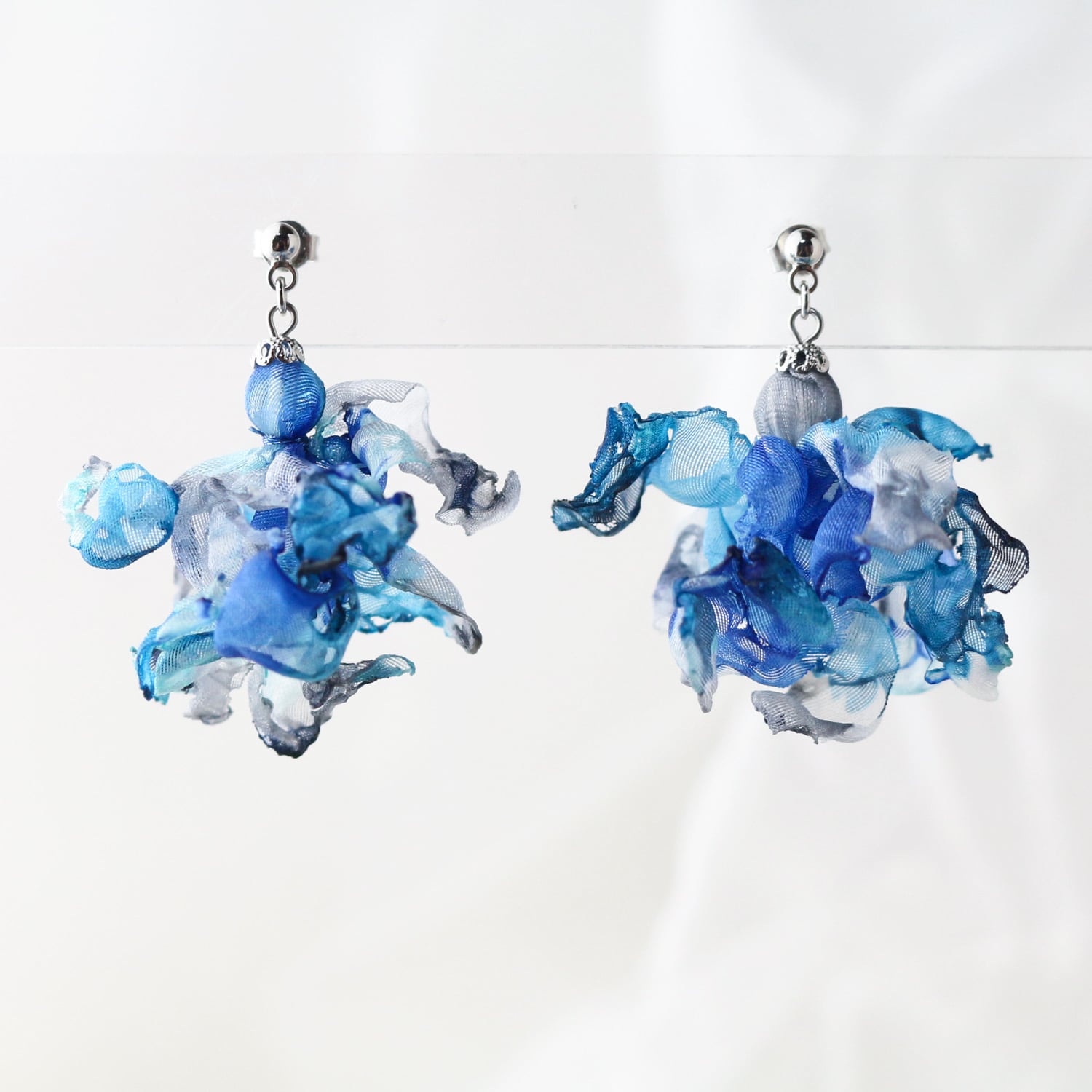 ☆208❤️ ピアス イヤリング ビジュー 花 ハンドメイド 気高い