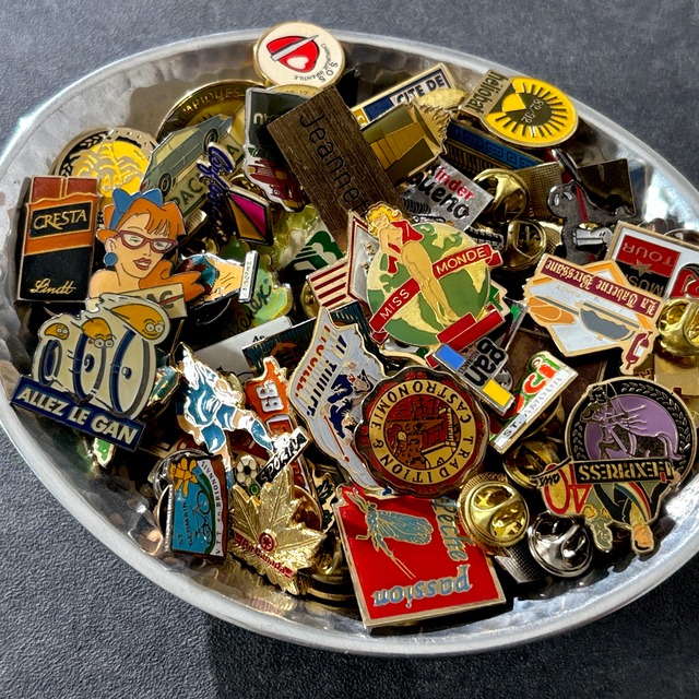 ⭕️簡易検品のみ⭕️ 100個 フランス雑貨 ヴィンテージ  ピンバッジ ピンズ France pins  Pin badge vintage 古着 通販 リメイク ブローチ  アタッチメント付属 雑貨 2503027-11