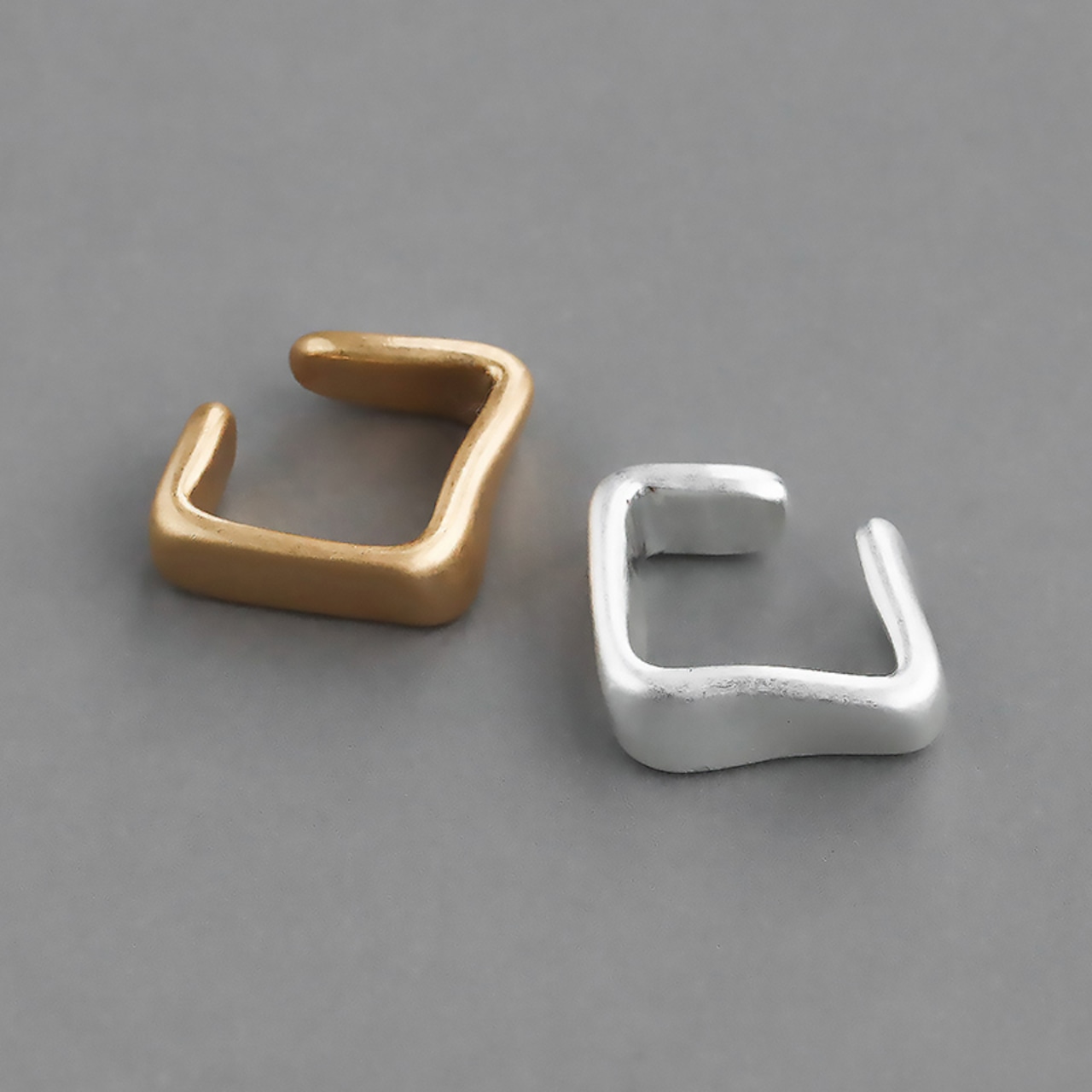 【ネコポス便】イヤーカフ 合金 レディース 片耳用 四角 スクエア ニュアンス 歪み メタル マット ゴールド シルバー  2539