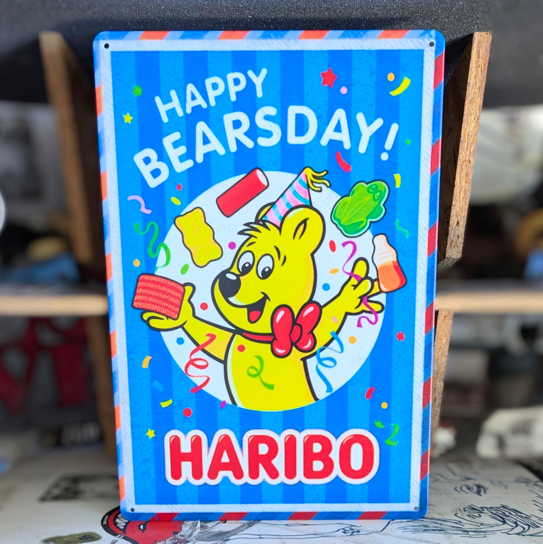 送料無料!ちょうどいいブリキ看板【 HARIBO / ハリボ 】 『HAPPY BEARSDAY』METAL SIGN / メタルサイン / ブリキ看板 / サインボード / ビンテージ加工 〚アメリカン雑貨 アメトイ〛