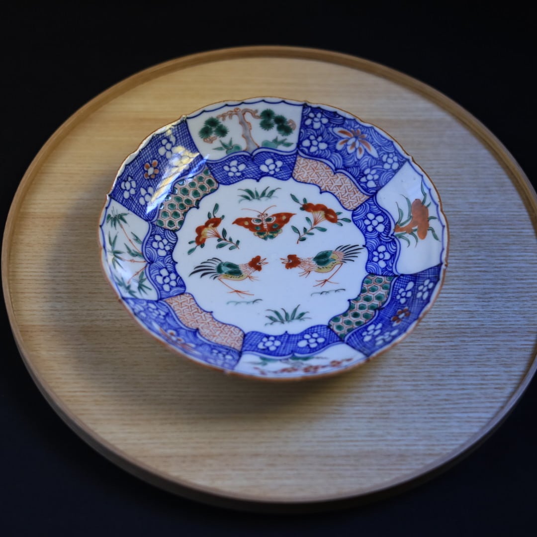 AS 加藤幸治 五彩闘鶏文輪花6寸皿 | 芦屋貴兆陶家 online shop