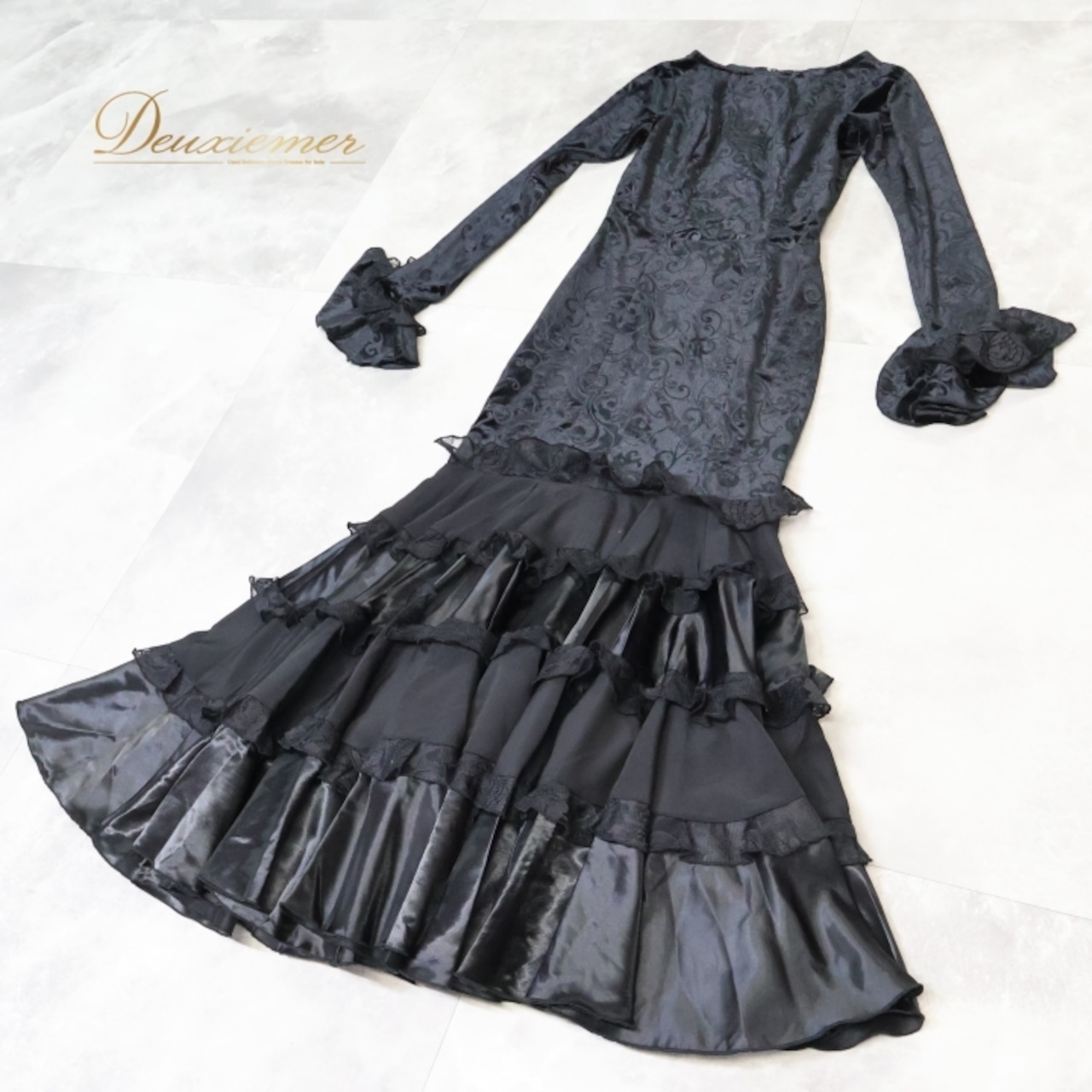フラメンコ 衣装 ワンピース ドレス ベロア ベルベット 黒 高級感 長袖 フリル レース ダンス パーティ 発表会 上品 踊り スペイン ブラック系 スカート 光沢 エレガント 美しい ステージ衣装 おしゃれ ホール衣装 舞台衣装 派手 重ね着 華やか