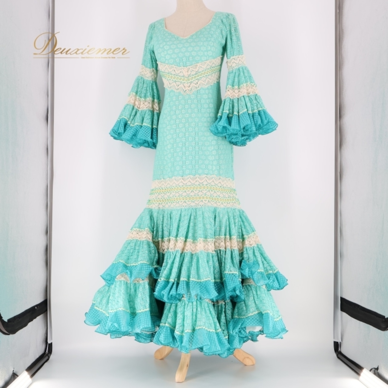 フラメンコ 衣装 ワンピース ドレス フリル レース スペイン製 ボランテ シージョ 豪華 青 緑 エメラルド グリーン系 ブルー系 ボリューム フリル レディース ドレス おしゃれ パーティー 衣装 イベント シージョ コスチューム レディースファッション