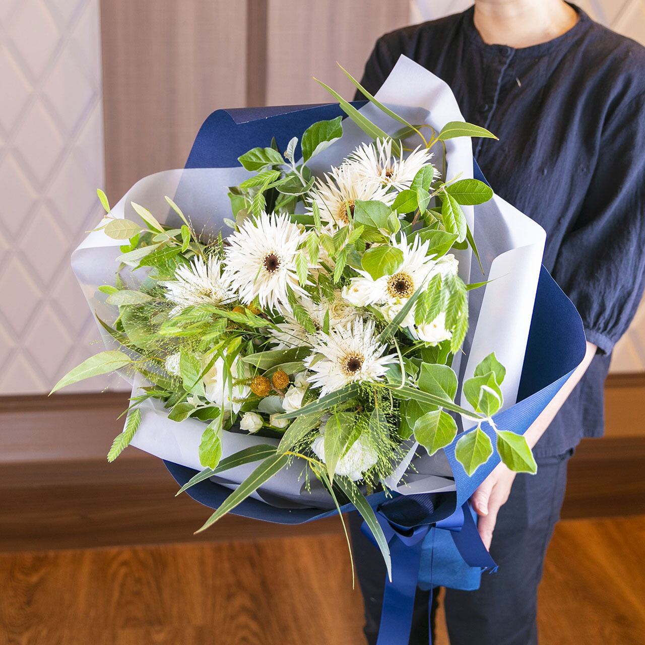 グリーンが主役の花束 大きめサイズ | 花の宅配便