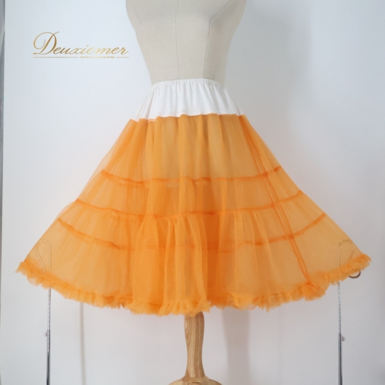 フラダンス 衣装 ペチコート スカート オレンジ系 アビバーレ Avivare ハワイアン アロハ フラ ダンス レッスン 練習 無地 シンプル 華やか 鮮やか ふんわり かわいい おしゃれ ホワイト系 橙 白 チュール セット 透け感 フリル フリルスカート スカートセット 女性用 ふんわりスカート スカートウェア ダンス 衣装セット 透け感スカート 舞台衣装 かわいい衣装