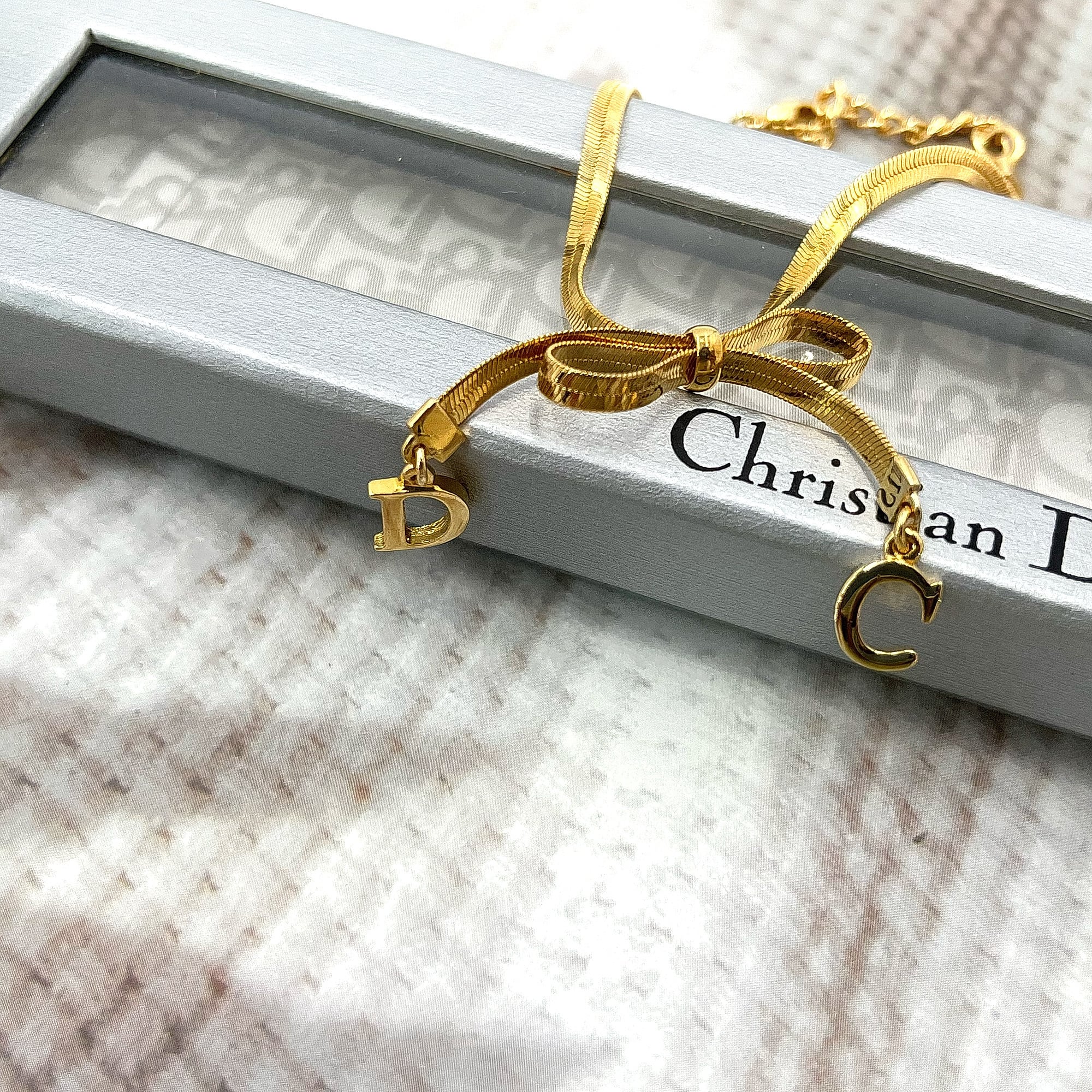 Christian Dior　クリスチャンディオール　ブレスレット　リボンモチーフ　CDチャーム　ゴールド【中古品】B515
