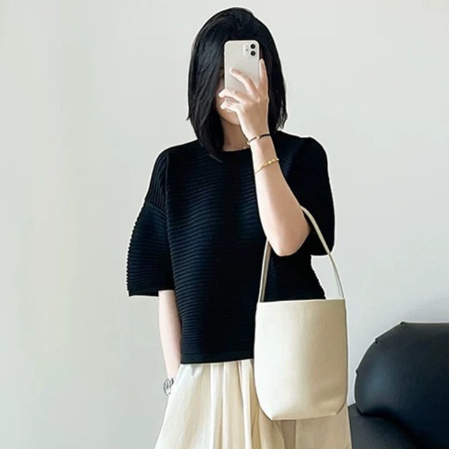 レディース クルーネック Tシャツ カットソー 夏 裾短め 半袖 ドロップショルダー 立体的 カラバリあり ブラック 黒 ホワイト 白 赤 レッド 無地 ゆったり フリーサイズ オフィス 学校 大学 職場 仕事 普段使い 日常使い 高見え 格上げ 合わせやすい 食事会 ご挨拶 ベーシック シンプル ナチュラル カジュアル きれいめ フェミニン デキる女風 上品 大人可愛い 爽やか 好感度 10代 20代 30代 40代 50代 60代 女子会 初対面 合コン コンパ 飲み会 通勤用 通学用 デート お出か