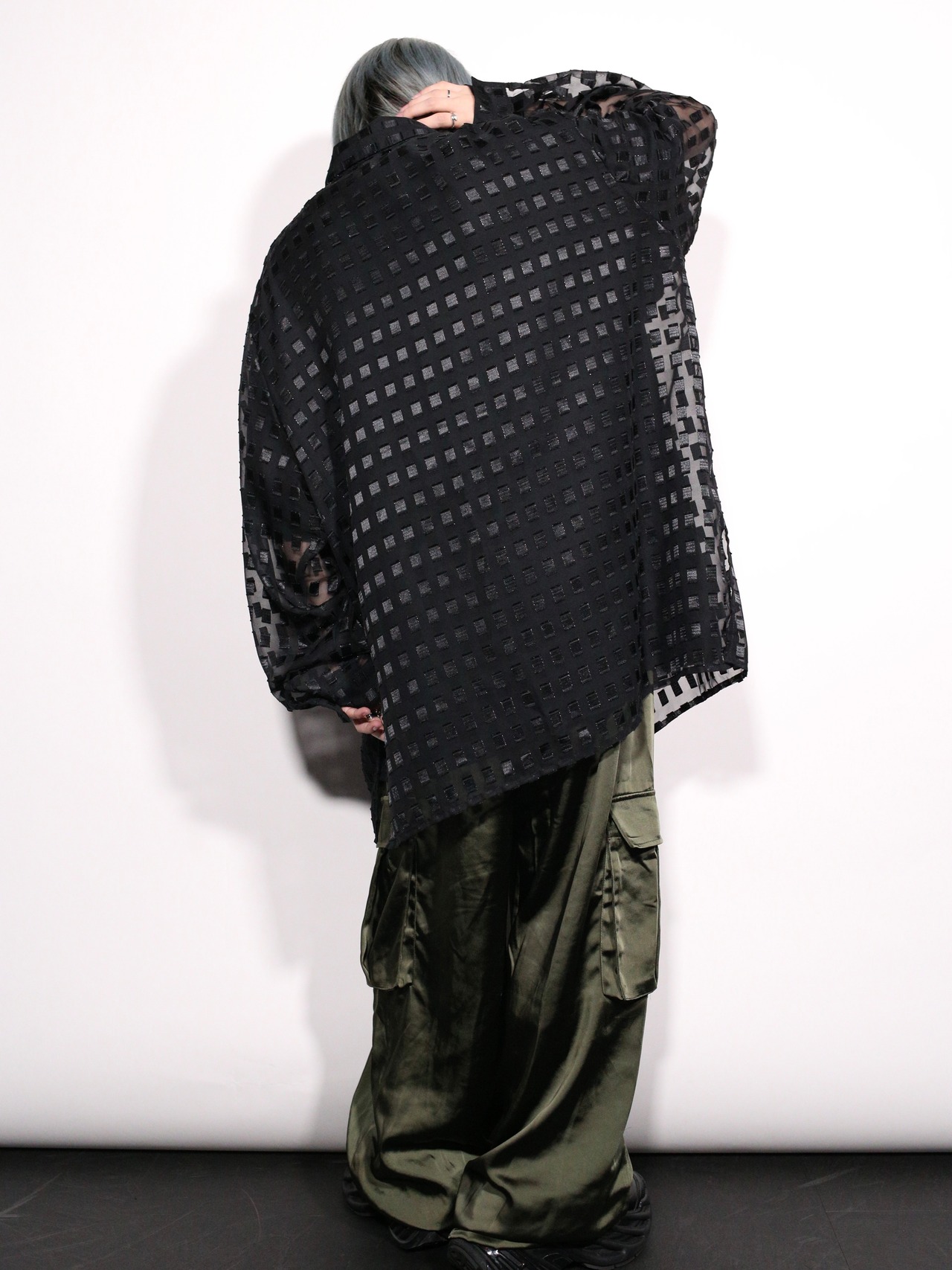 square panel pattern over silhouette sheer shirt - 5