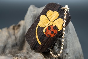 【音楽業界屈指の銘木】 ハカランダ ドッグタグ 象嵌 幸運を運ぶナナホシテントウ