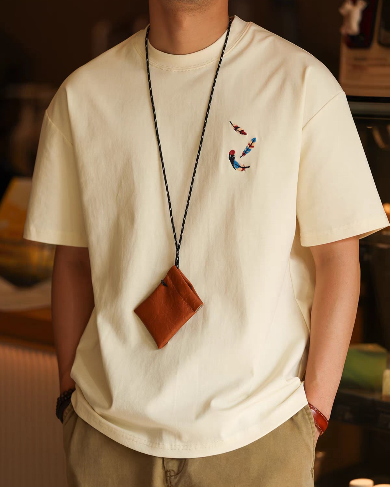 【胸元に舞うフェザー】ヘビーウェイト刺繍Ｔシャツ  K0534