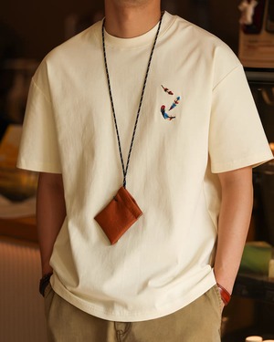 【胸元に舞うフェザー】ヘビーウェイト刺繍Ｔシャツ  K0534