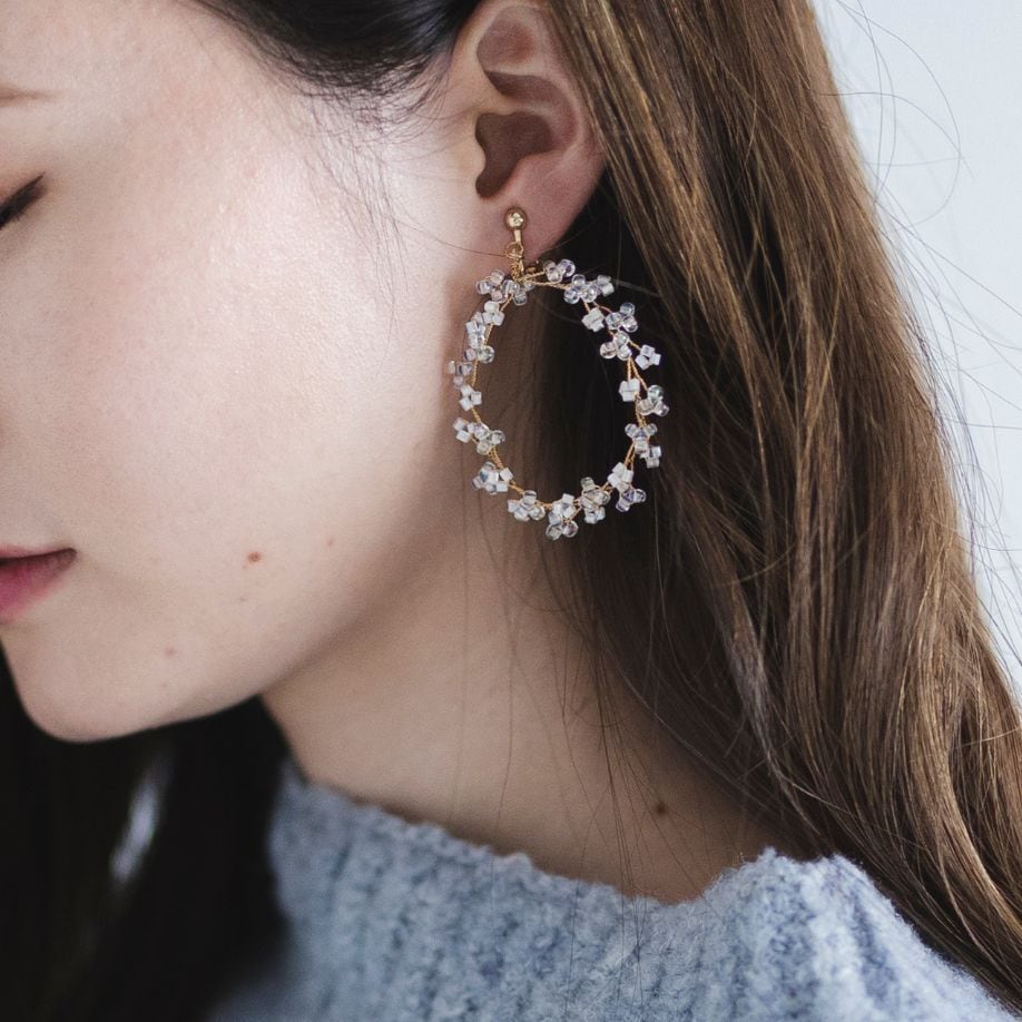 小花ビーズのリース耳飾り(ピアス/イヤリング)