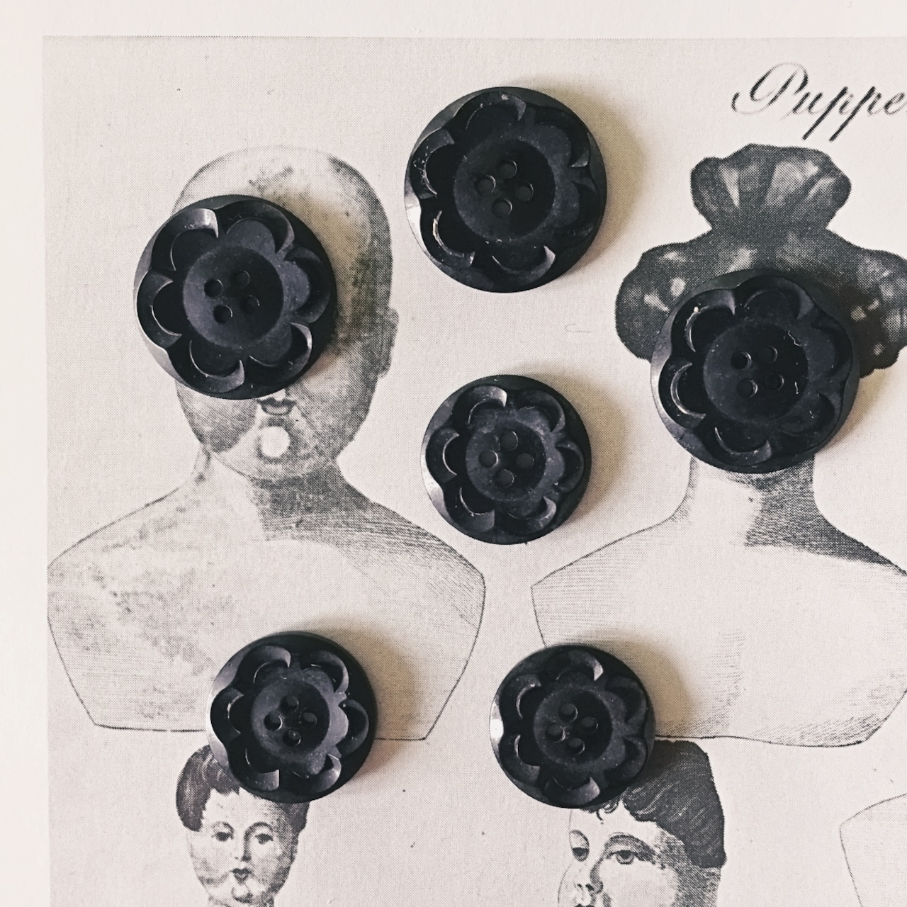 フランス 1900s 幾何学の黒花とgalalithe製ボタンセットb アンティーク