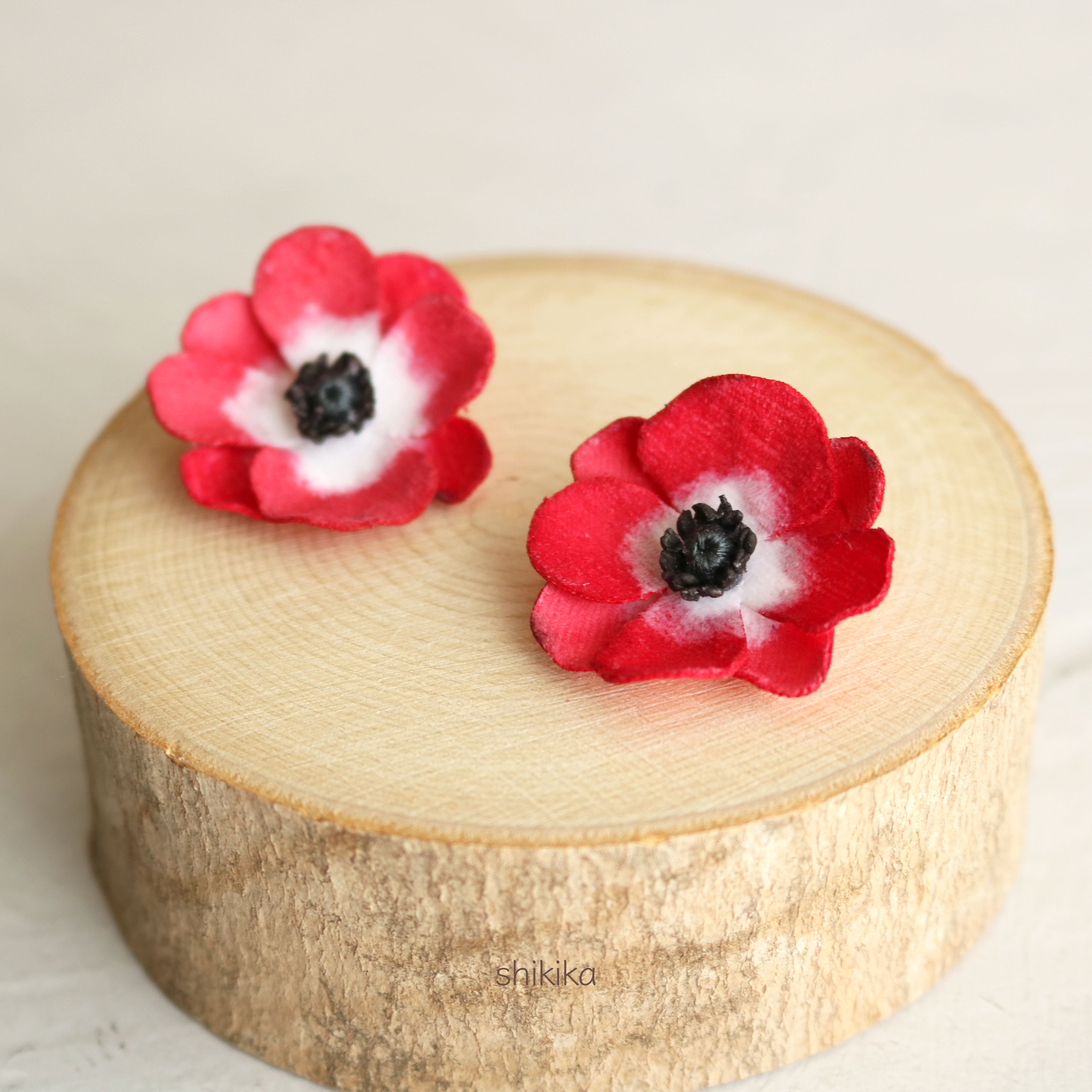 赤いアネモネの布花ピアス Shikika 四季の布花アクセサリー
