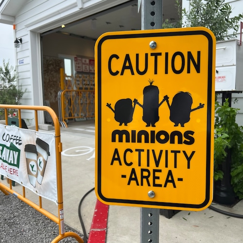 【訳あり】MINIONS ACTIVITY AREA【18in×12in】アウトレット商品 　本場アメリカロードサイン　 看板　ディスプレー　ガレージ　アメリカンハウス ドッグラン　犬　表札