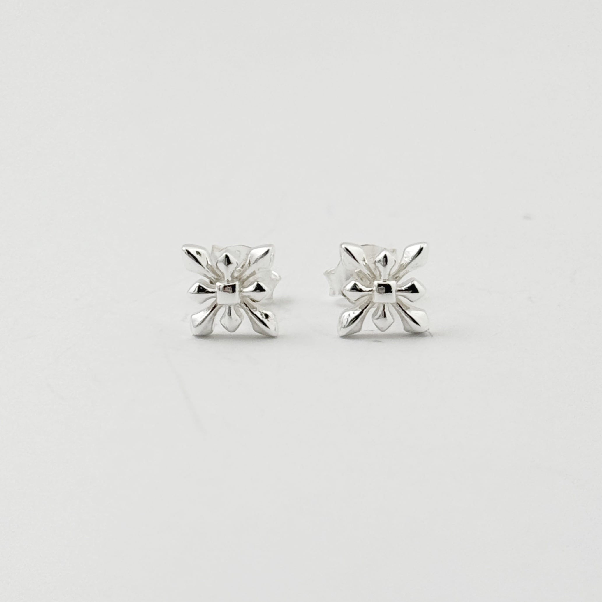 ヒシガタ フラワー スタッド ピアス