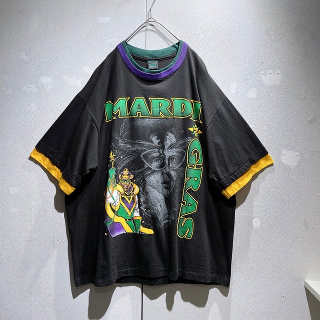 1990s ” MARDI GRAS ” printed vintage loose Black Tee (made in Usa)