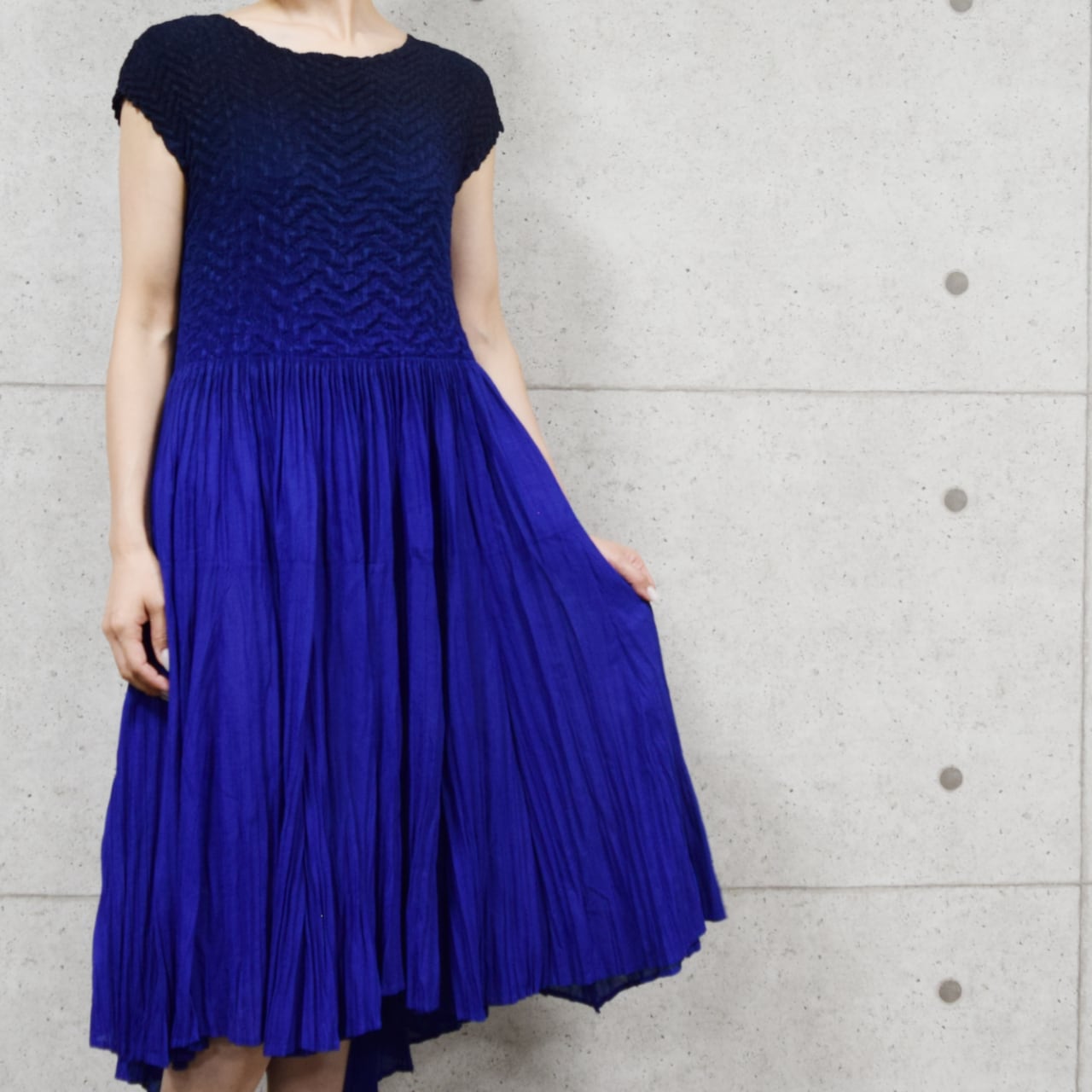【PHASE EIGHT】美しいブルーグラデーション プリーツワンピ ロイヤルブルーのグラデーションプリーツワンピースで優雅な日常