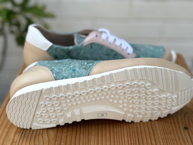 再生繊維フェルト×レザー　サステナブルスニーカー　グリーン×ベージュ