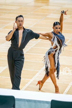 三橋櫻選手着用　ネイビー・白ドレス