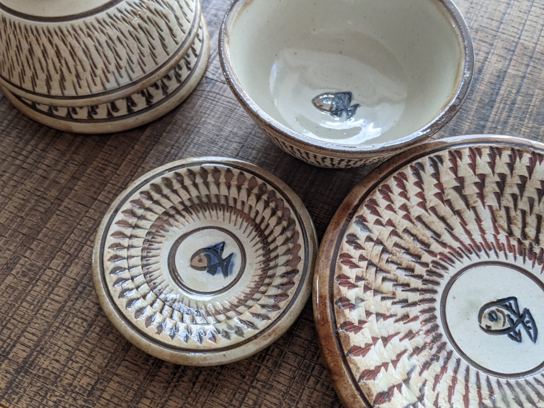 やちむん 皿5寸（飛鉋魚紋） | ノモ陶器製作所 | inoya | Basic Life