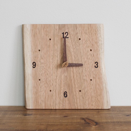 くるみの木の掛け時計　壁掛け時計　木製　天然木　おしゃれ