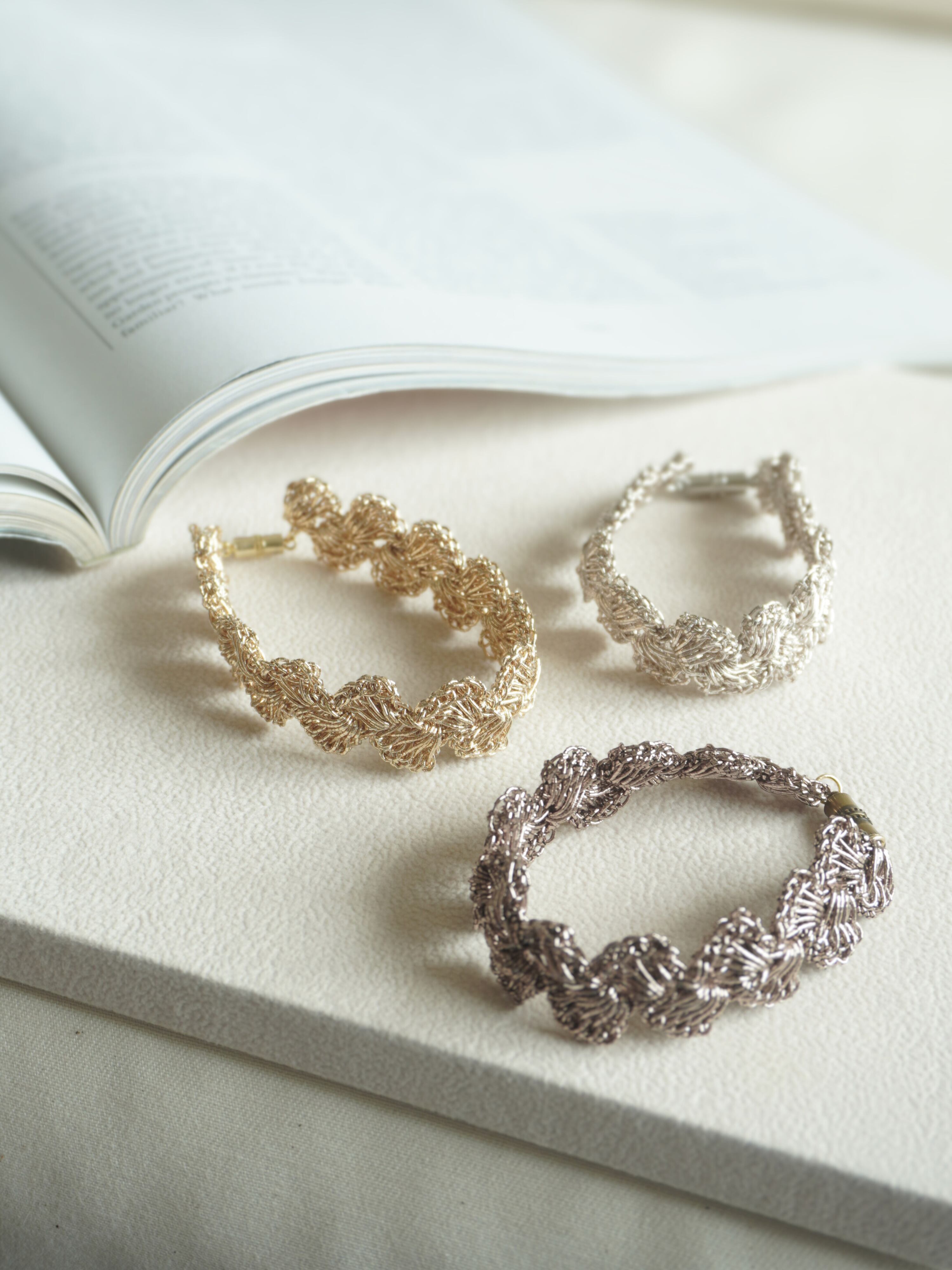 金属みたいな糸で編むブレスレット ３色展開