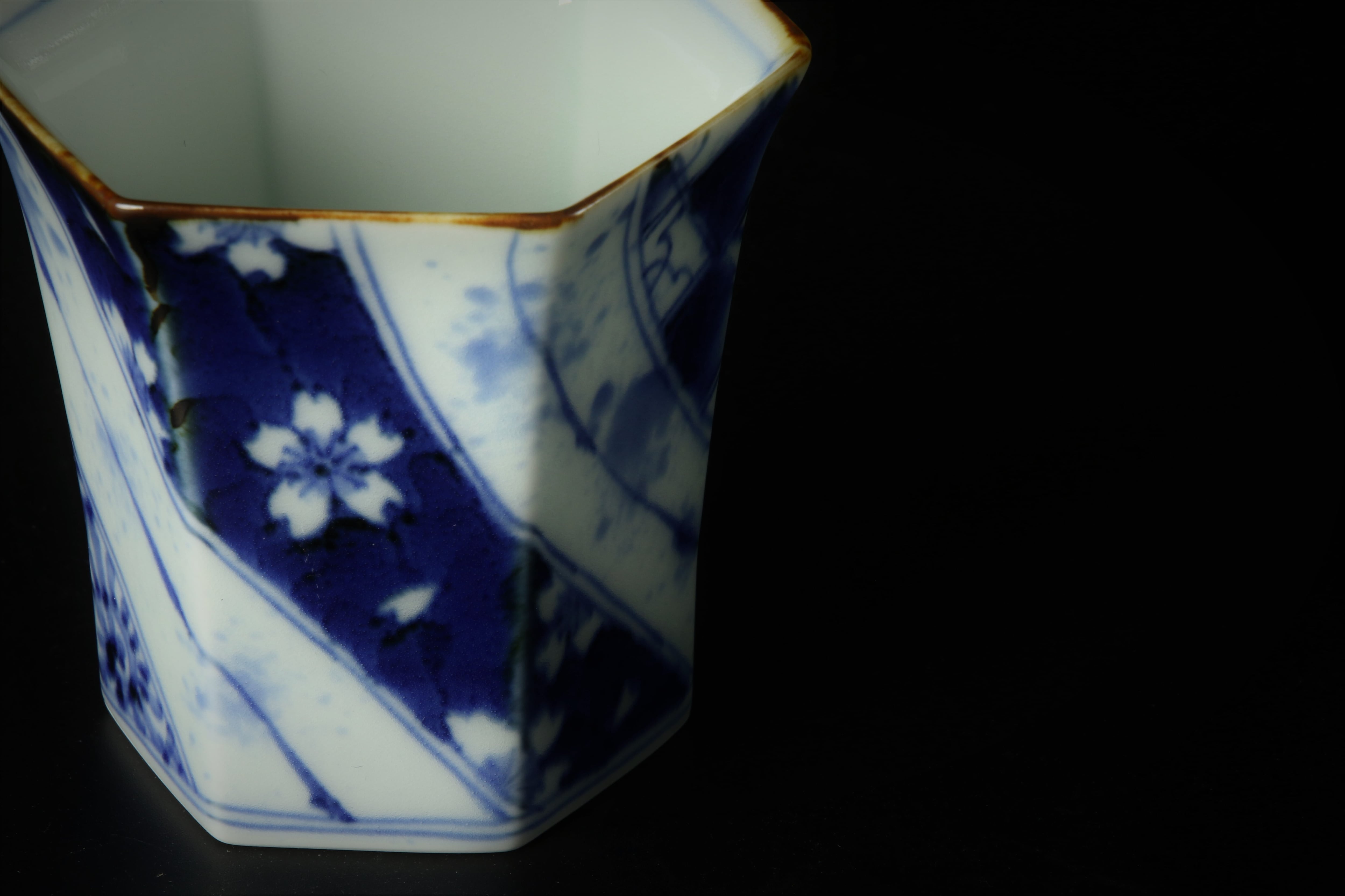 アンティーク有田　染付異人図角瓶　VOC　状態◎　高16.2cm　一辺6.5cm 古美術 吉戸 - 古染付角瓶 | 古美術品専門サイト fufufufu.com