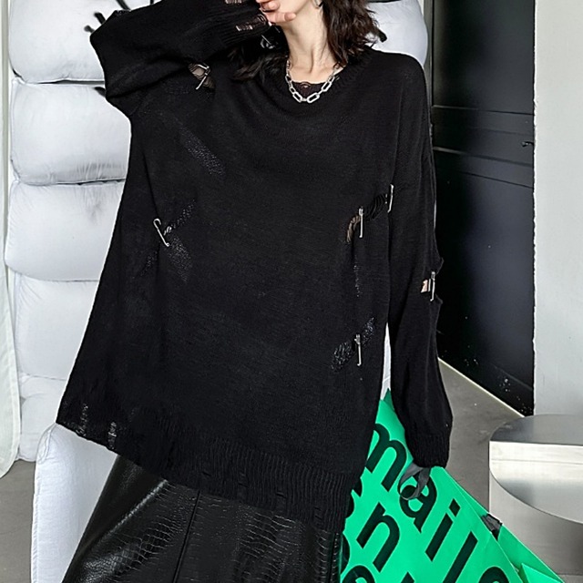 Damaged pin knit C0177