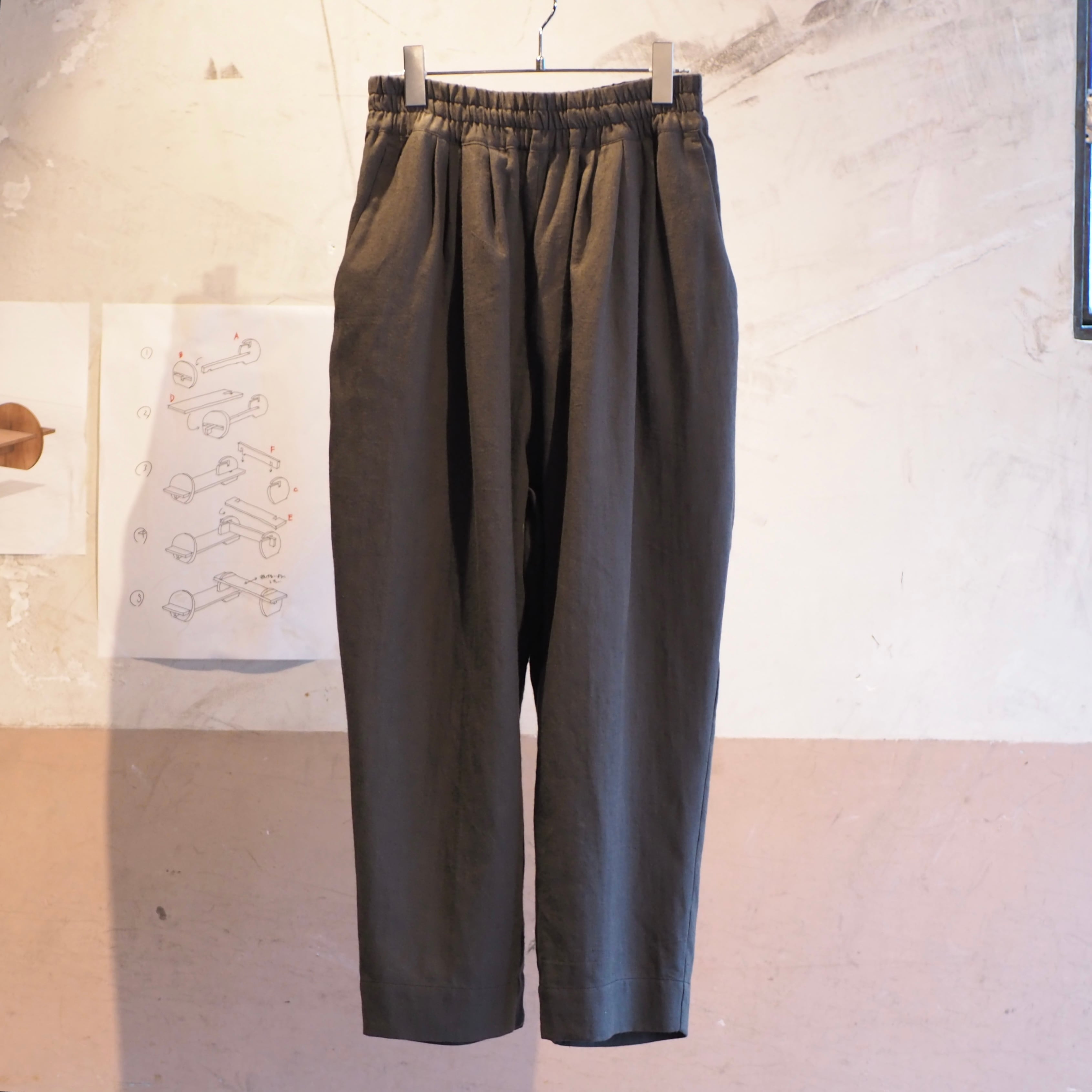 TUCK GATHER EASY PANTS C/L/R HERRINGBONE/charcoal【結-yui