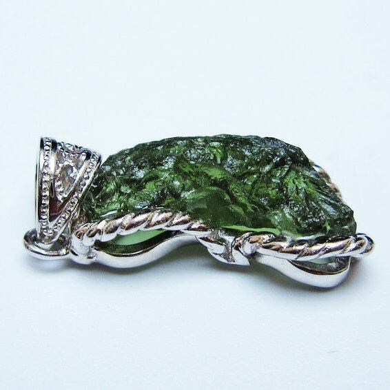 モルダバイト ペンダント モルダウ石 ペンダントトップ 原石 一点物 メール便可 [M便 1/20] 199-543