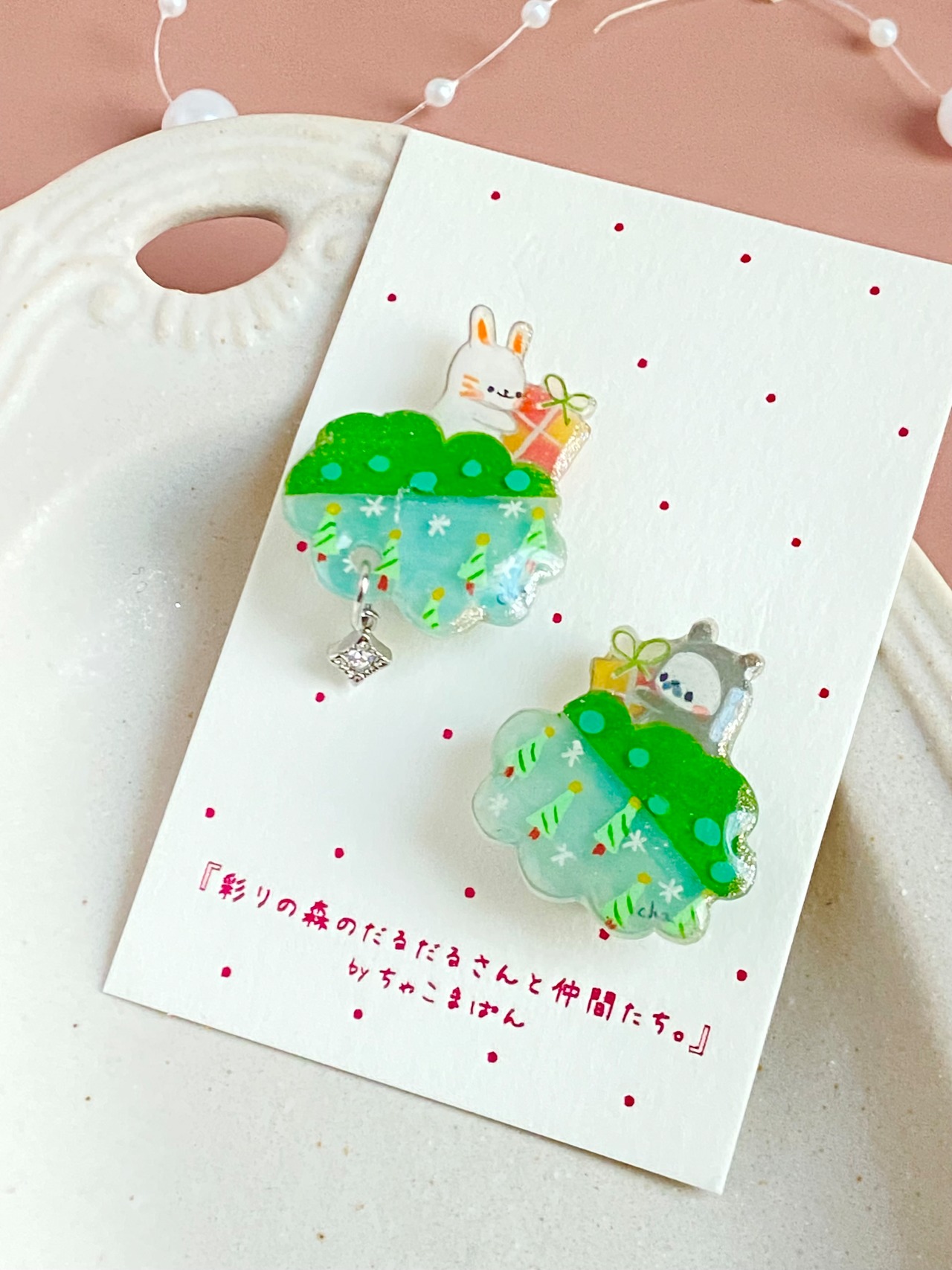 ブローチ『うさぎちゃんとプレゼント交換』グリーン