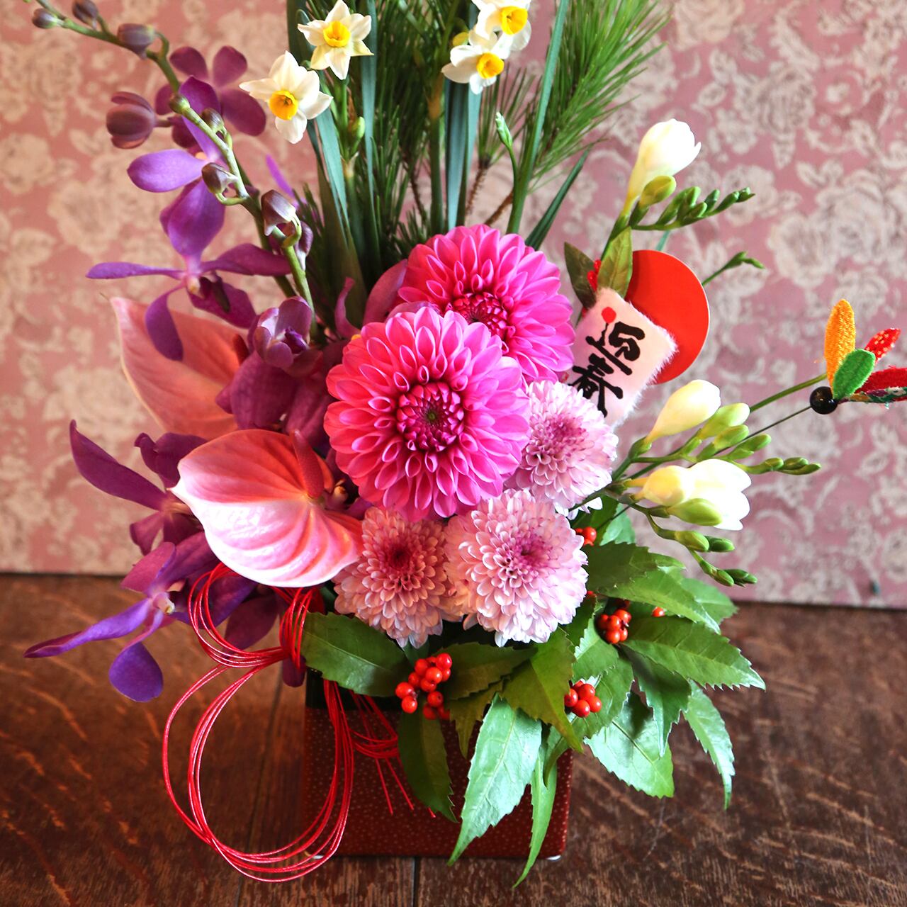 ピンクのダリアが鮮やかで華やかなお正月飾り