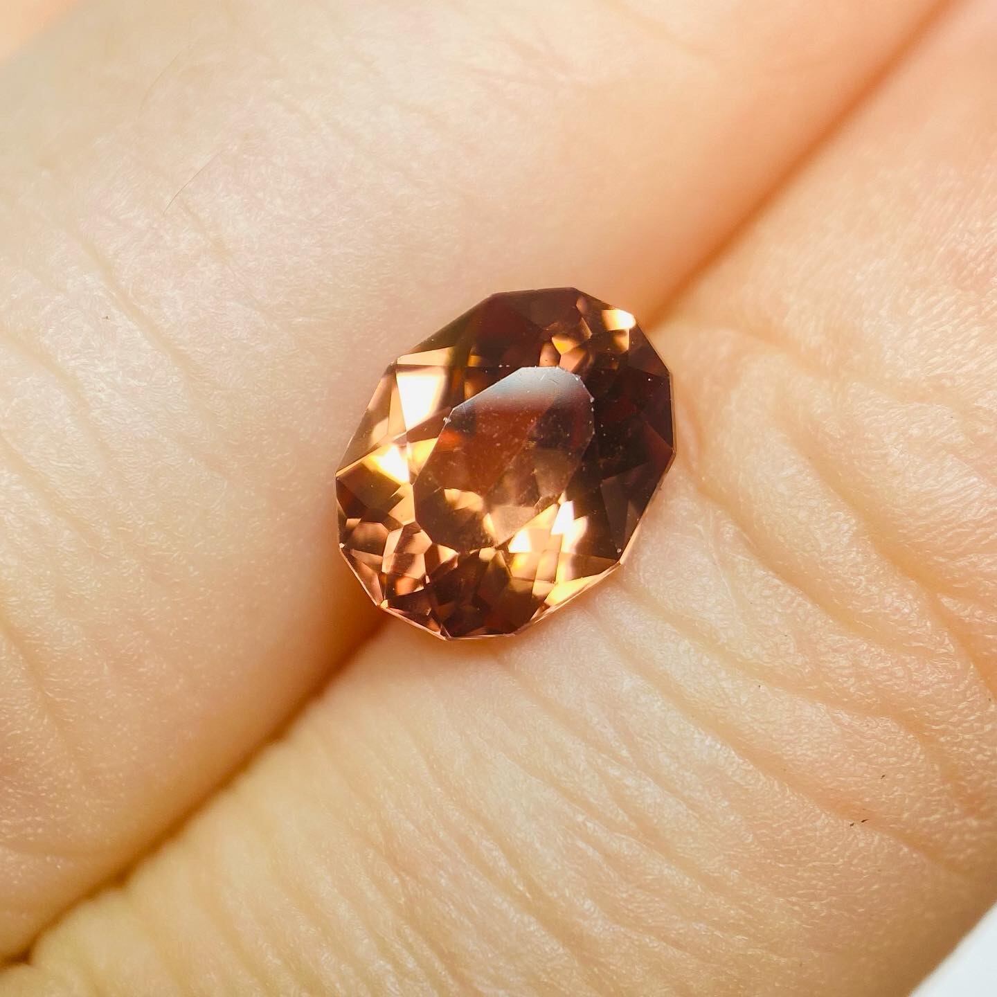 アンティークミラーのようなジルコン