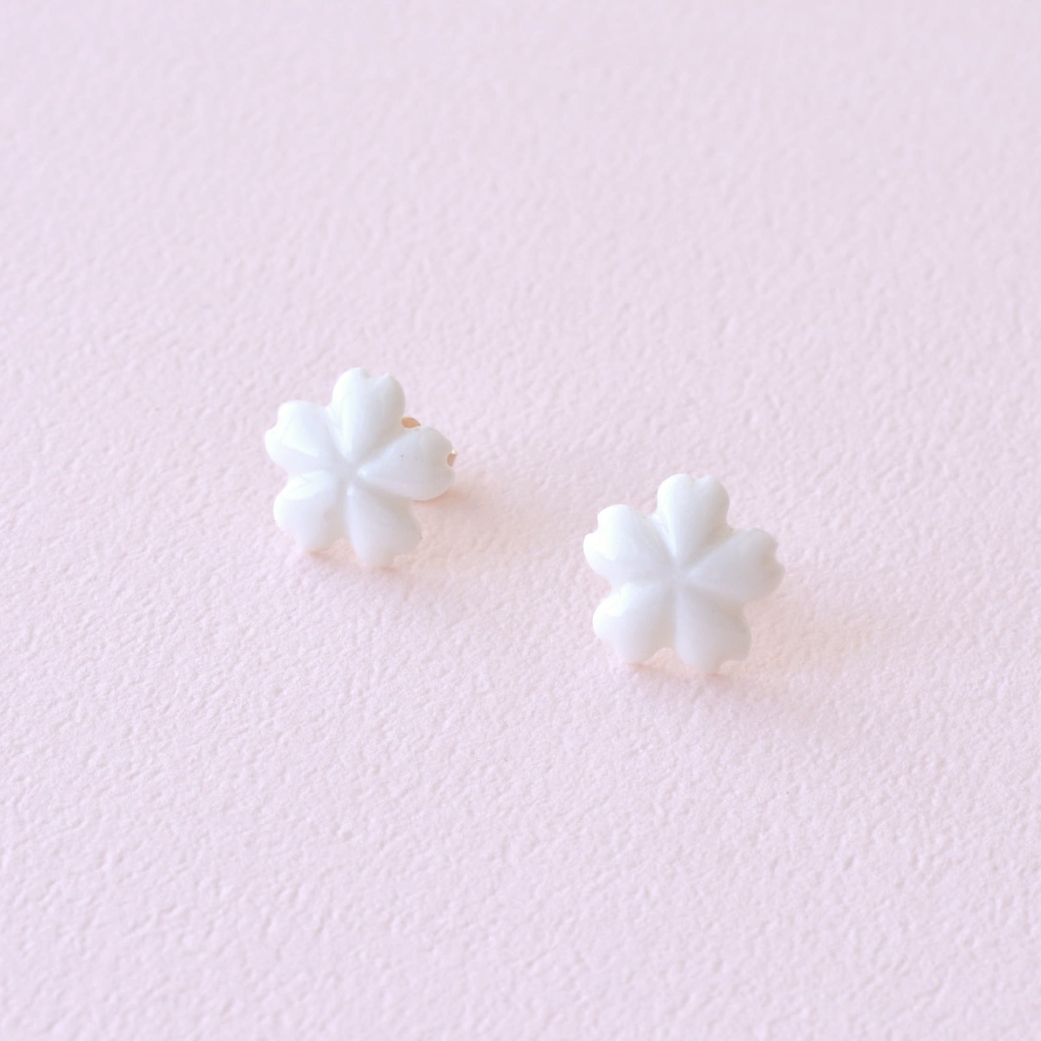 白磁の桜ピアス | HatoKumo