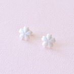 白磁の桜ピアス