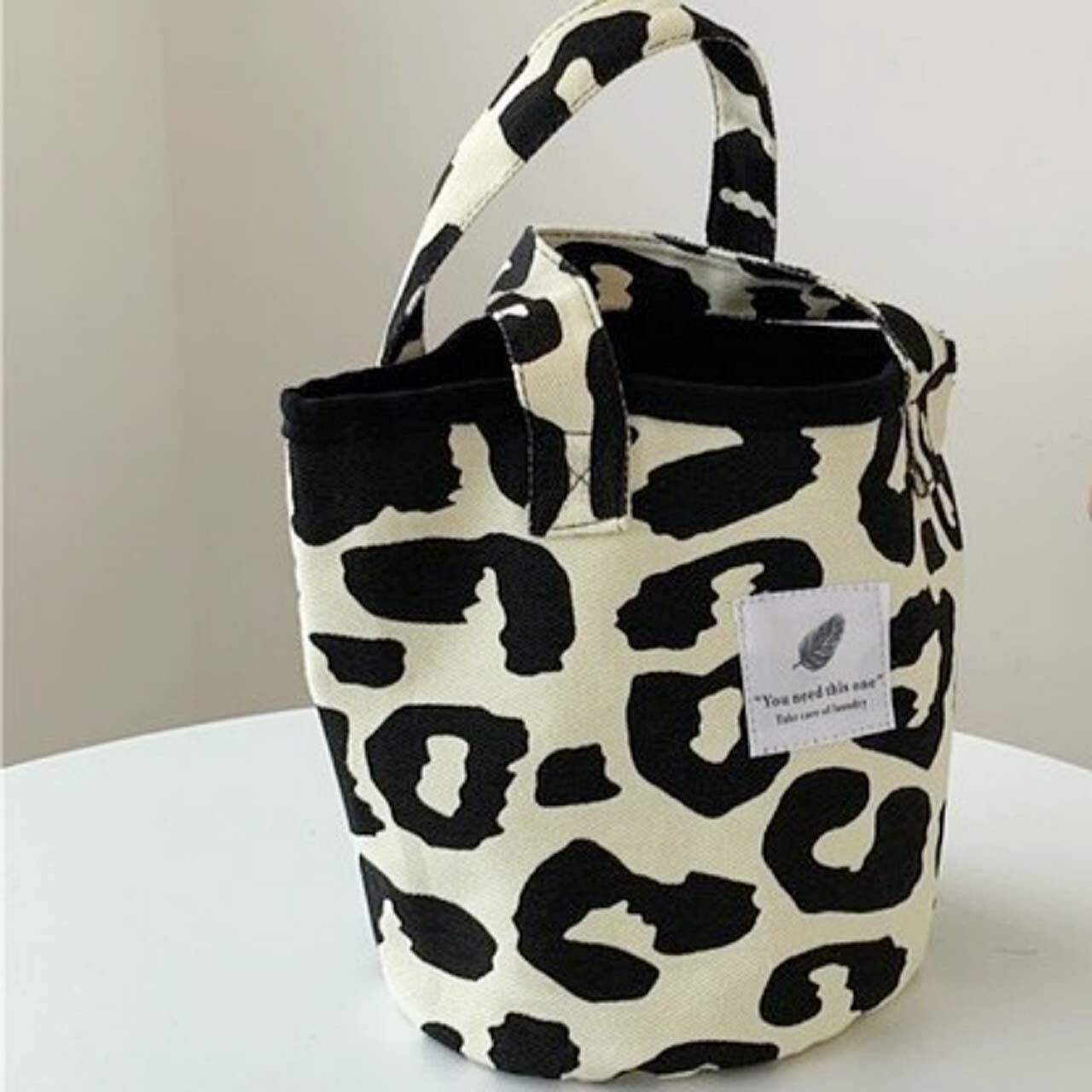 【送料無料】 アニマル柄 バッグ バケットバッグ 手持ちバッグ ヒョウ柄 軽量 使いやすい 韓国 レディース オルチャン ミニバッグ 柔らかい コンパクト 普段使い かわいい 小バッグ 黒 ブラック 手持ち ホワイト キャンバス カジュアル おしゃれ かっこいい レトロ アジアン エスニック ラフ キュート 個性的 オールシーズン レディース 10代 20代 30代 40代 50代 60代 コーデ 休日 バケツ型 シンプル 通勤 アウトドア 旅行 大人可愛い オフィス OL 身だしなみ 存在感