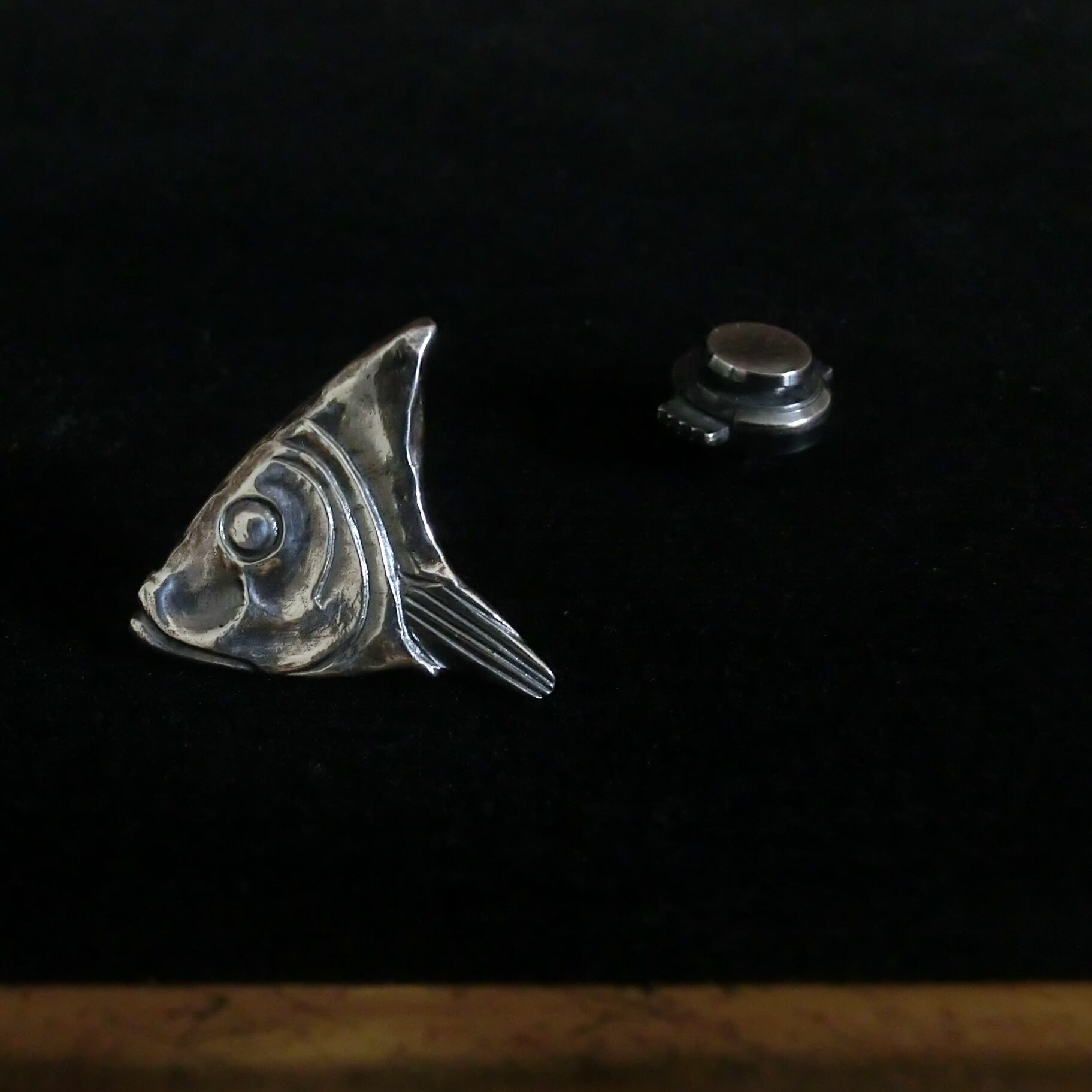 LAPEL PIN -herring- 　魚(ニシン）のラペルピン＝ピンバッジ　シルバー製
