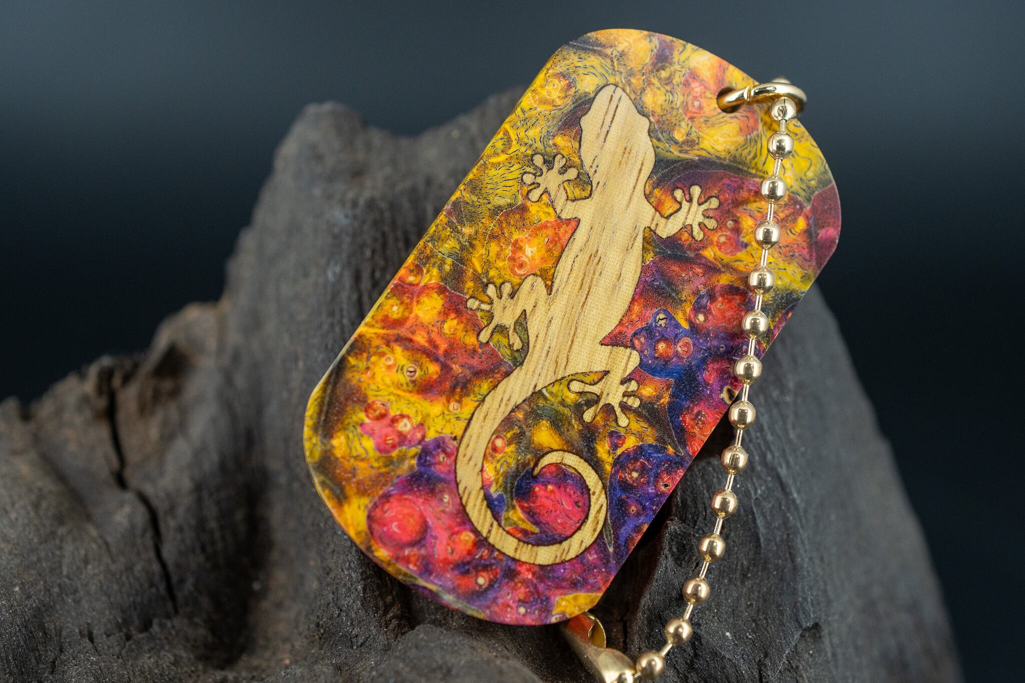 【カナダの象徴】ハードメープル 瘤杢 スタビライズウッド ドッグタグ 象嵌 木登りトカゲ