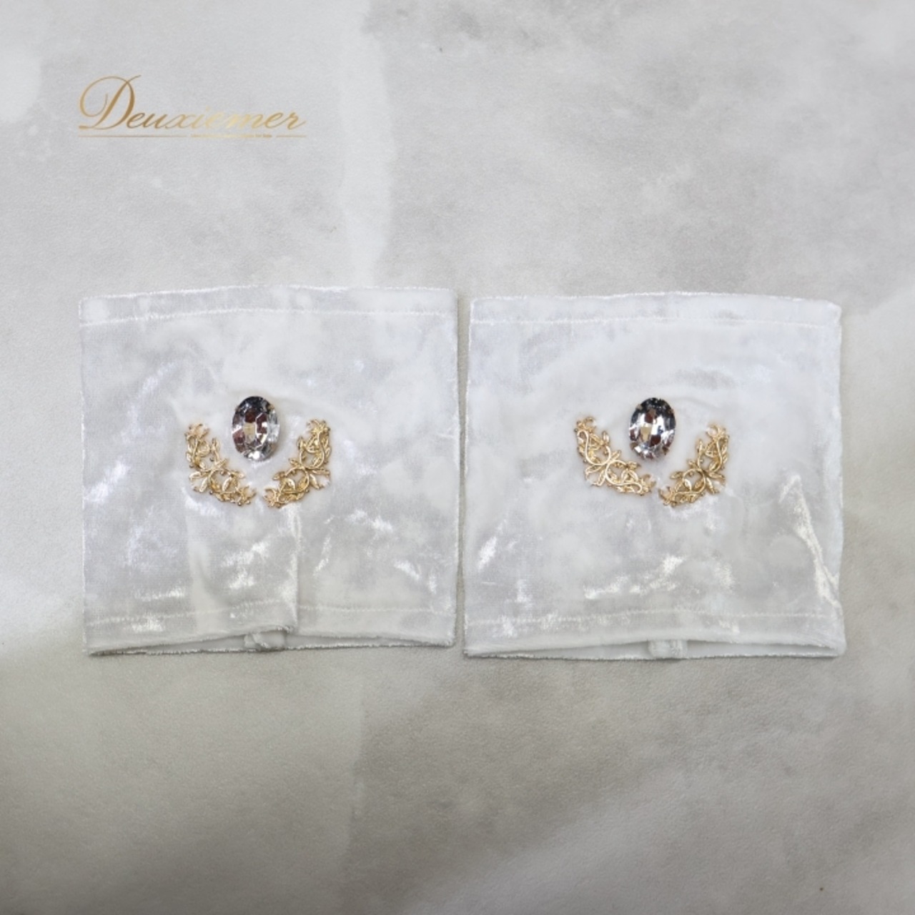 ベリーダンス オリエンタル 衣装 トップス ベルト セット ホワイト系 蝶 花 アーム アーム飾り 腕飾り ラインストーン チェーン 白 金 かわいい 爽やか 明るい ダンス衣装 ステージ イベント キラキラ 華やか シルバー系 ゴールド系