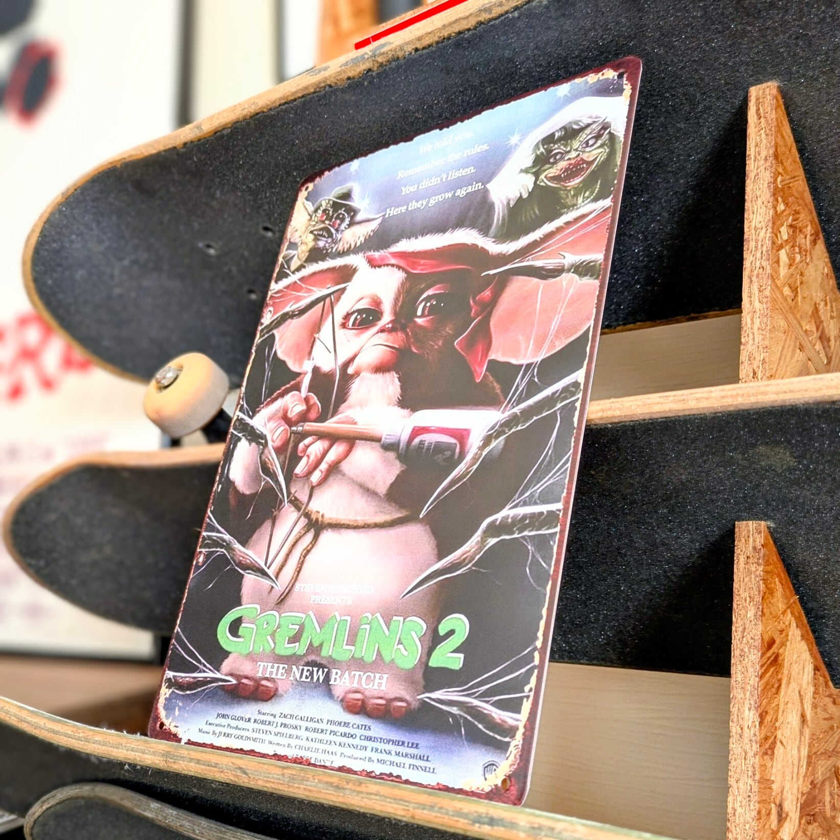 送料無料！ちょうどいいブリキ看板【 Gremlins （ グレムリン ）】ギズモ 『 Gremlins2 』 METAL SIGN / メタルサイン / ブリキ看板 / サインボード / ビンテージ加工 〚アメリカン雑貨 アメトイ〛