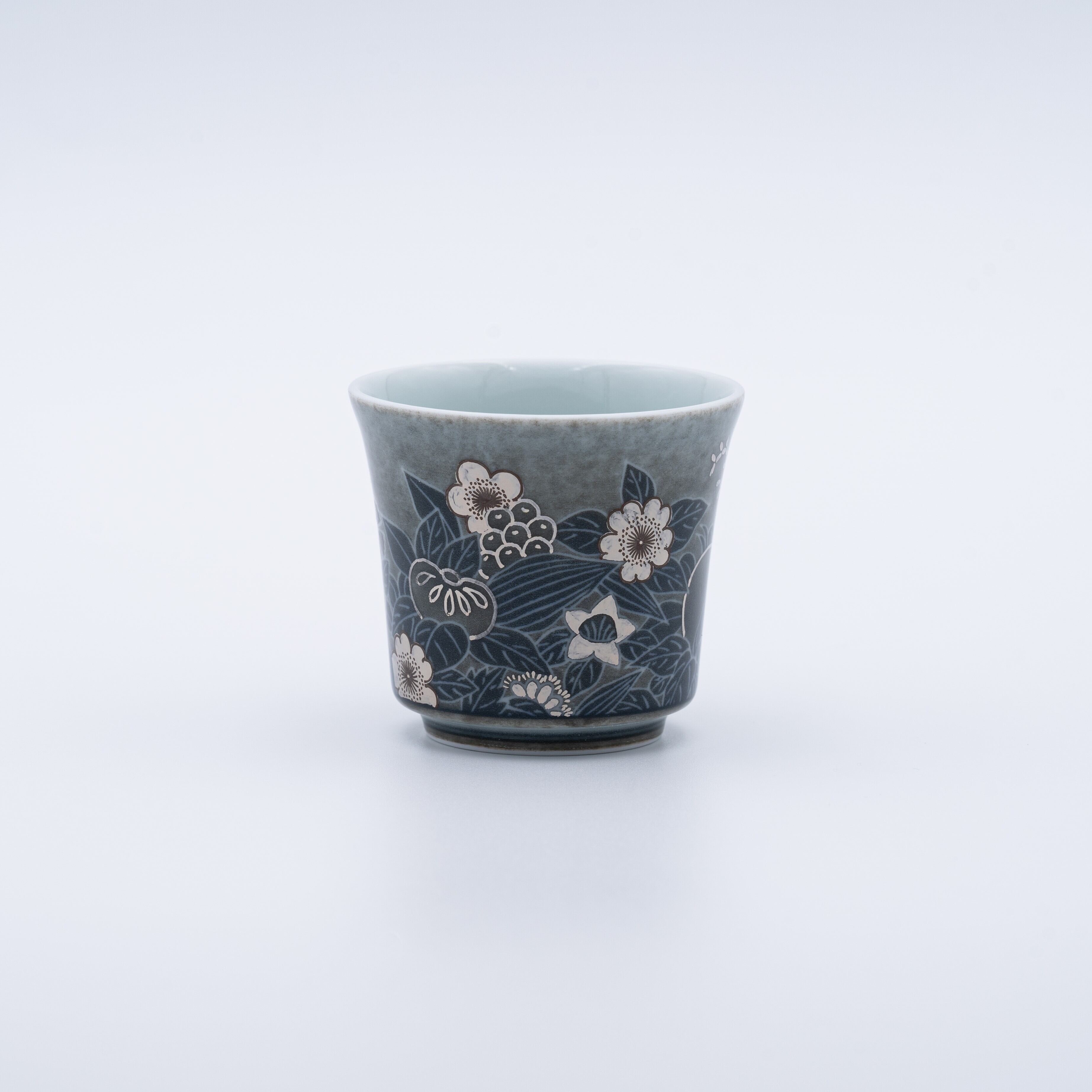 陶芸家　人間国宝　十三代　今泉今右衛門　色絵　薄墨　草花文ぐい呑　酒器　盃　共箱 十三代今泉今右衛門 作 『色絵吹墨草花文ぐい呑』 ｜骨董品買取