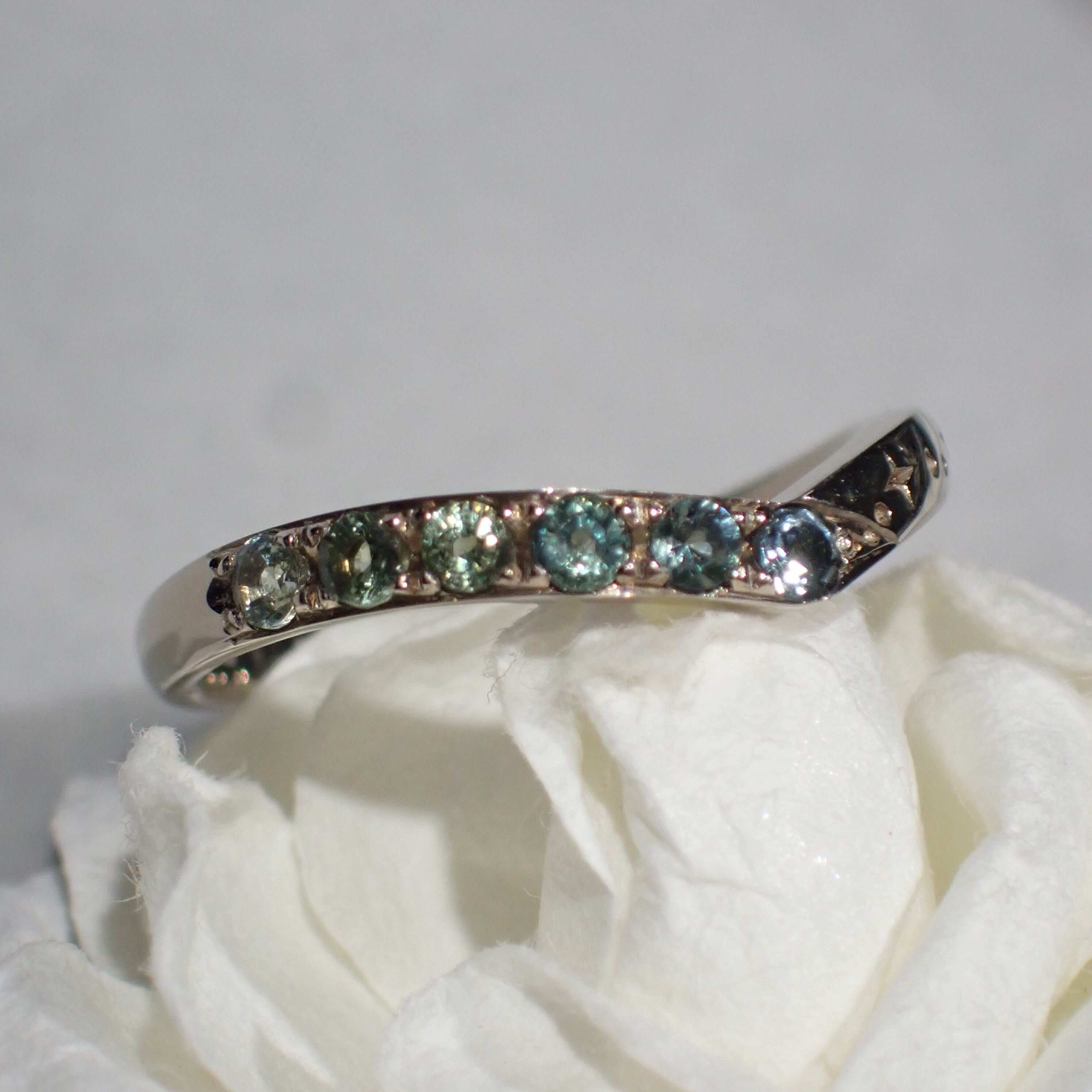 サンプルリングSALE】モンタナサファイア×乙女のV字リング K18  