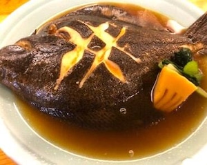 ヒラメよりも高級魚となりつつある旨味の濃い三陸産のまこカレイの新鮮生、下拵えをしてご提供（4匹）